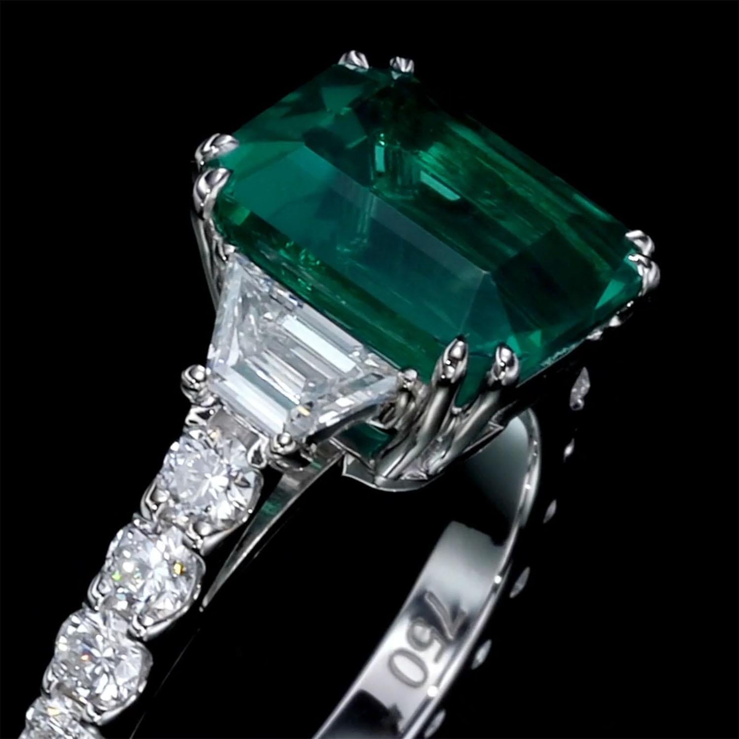 3.43 Carat Natural Emerald Ring 1.50 Carat Natural Diamonds In New Condition For Sale In Ramat Gan, IL