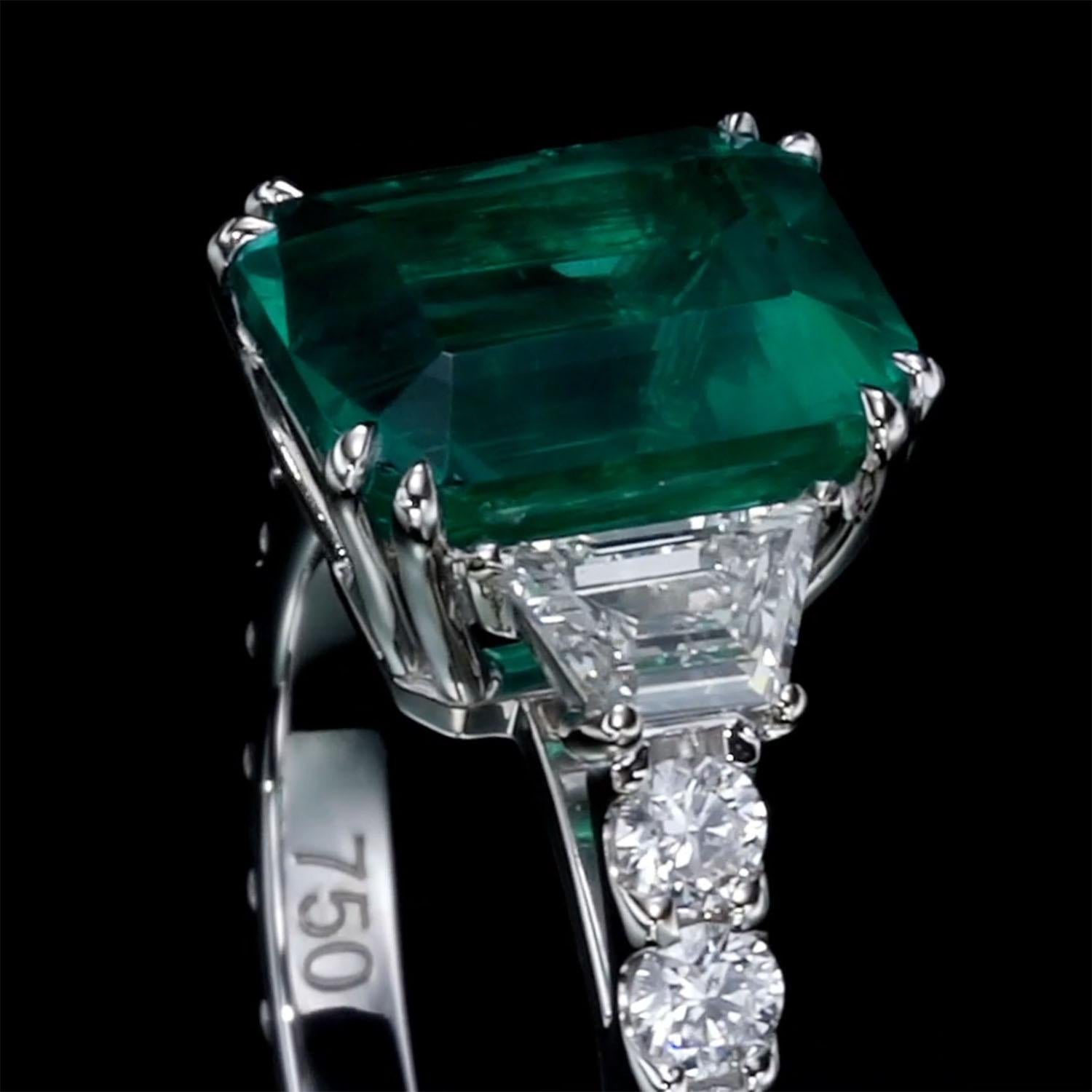 Women's 3.43 Carat Natural Emerald Ring 1.50 Carat Natural Diamonds For Sale