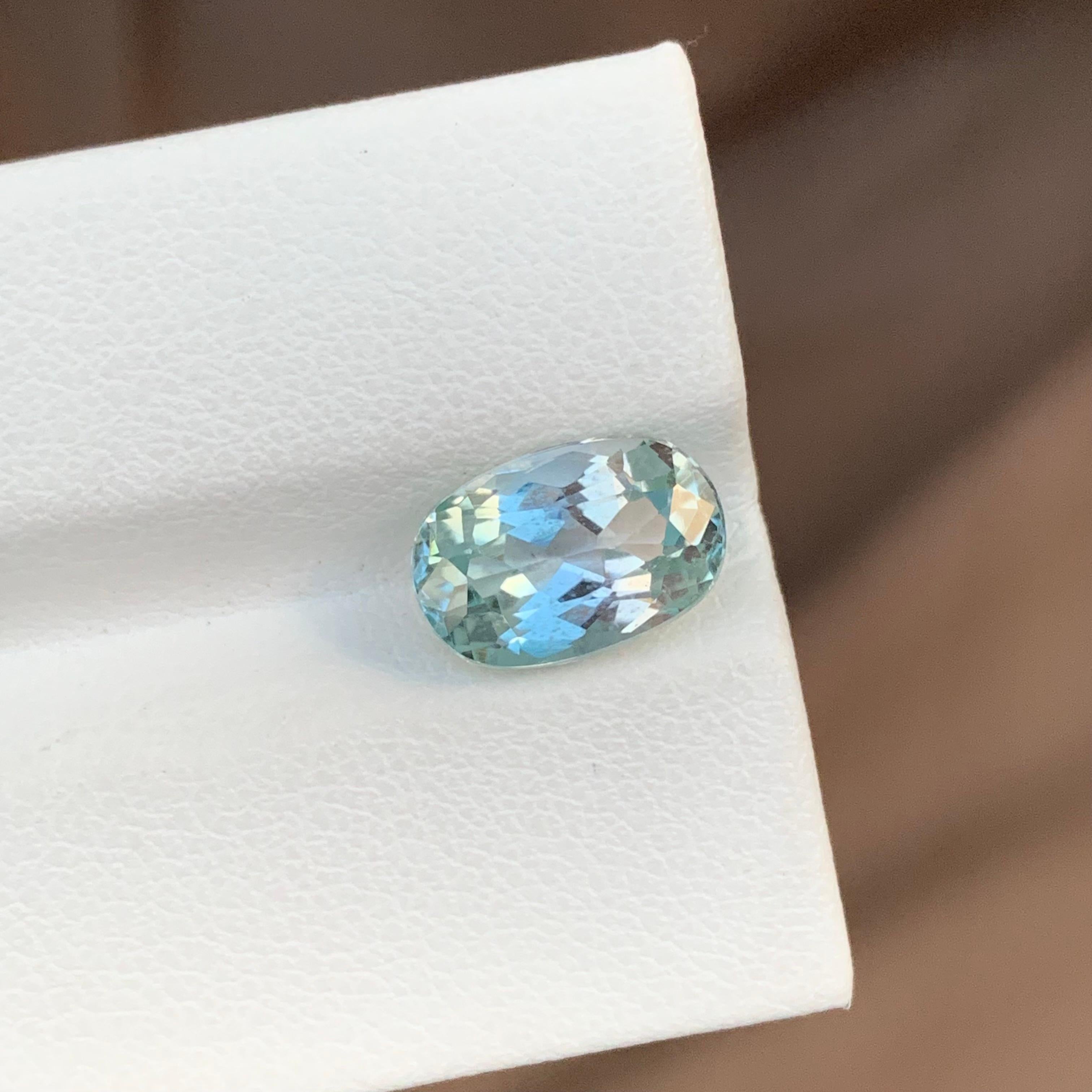 3.43 Carat Natural Loose Hiddenite Oval Shape Spodumene For Jewellery Making In New Condition For Sale In Peshawar, PK