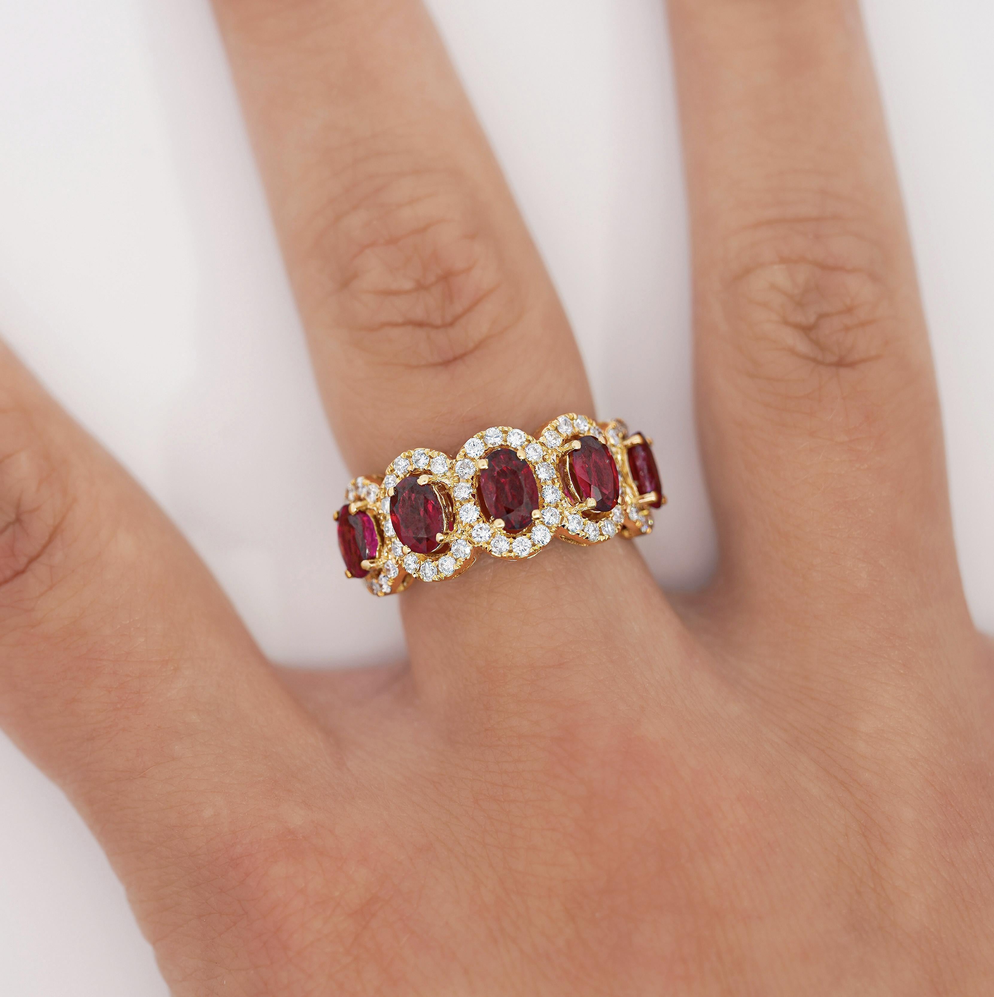 Alianza de boda de rubí rojo natural y diamantes. 

Esta alianza contiene 5 piedras de rubí. Cada piedra es de talla ovalada y tienen un peso total de 2.75 quilates. El anillo está adornado con otros 58 diamantes de talla redonda, con un peso total