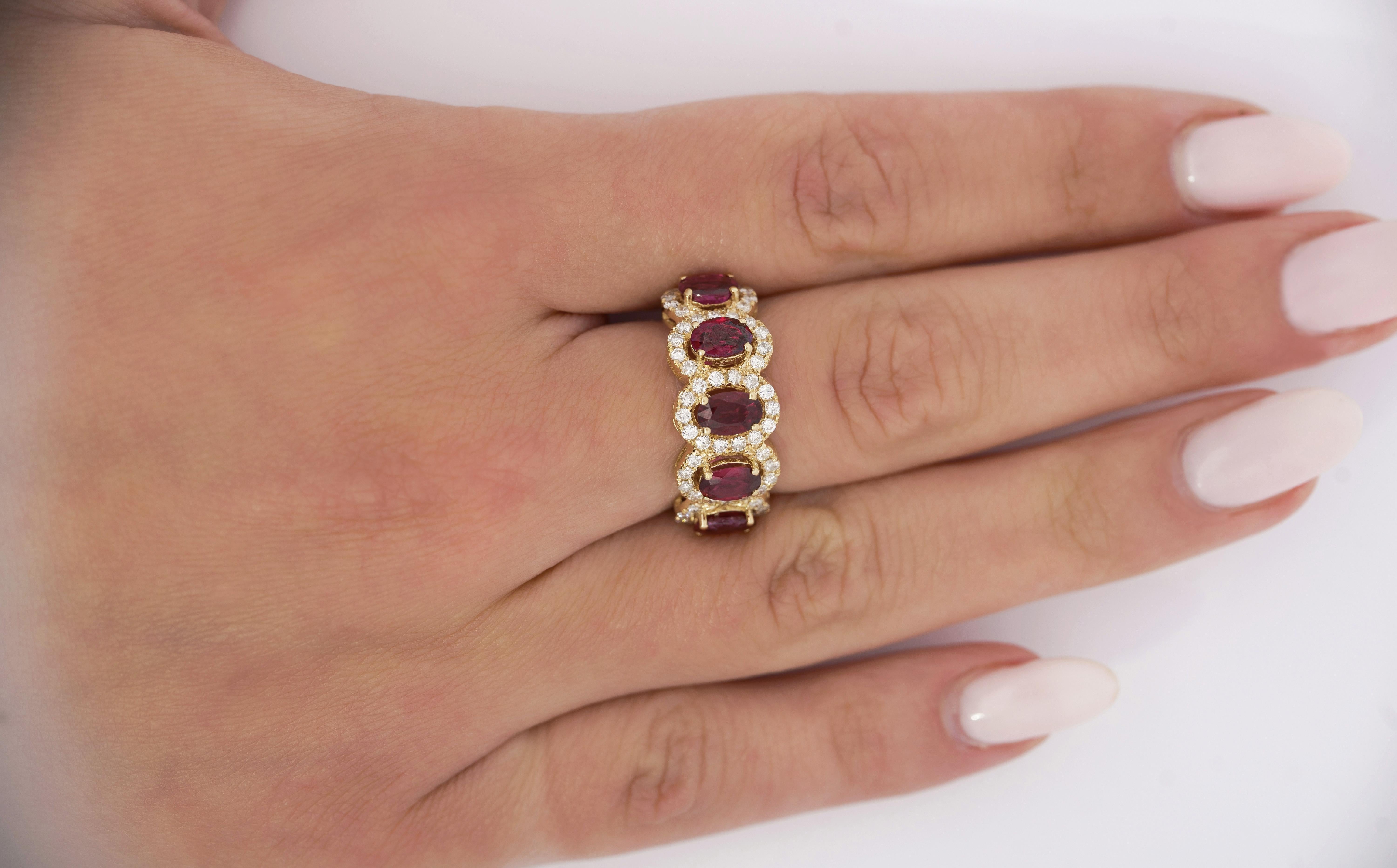 Alianza de boda con halo de diamantes y rubíes talla oval de 3,43 quilates en oro de 18 quilates Contemporáneo en venta