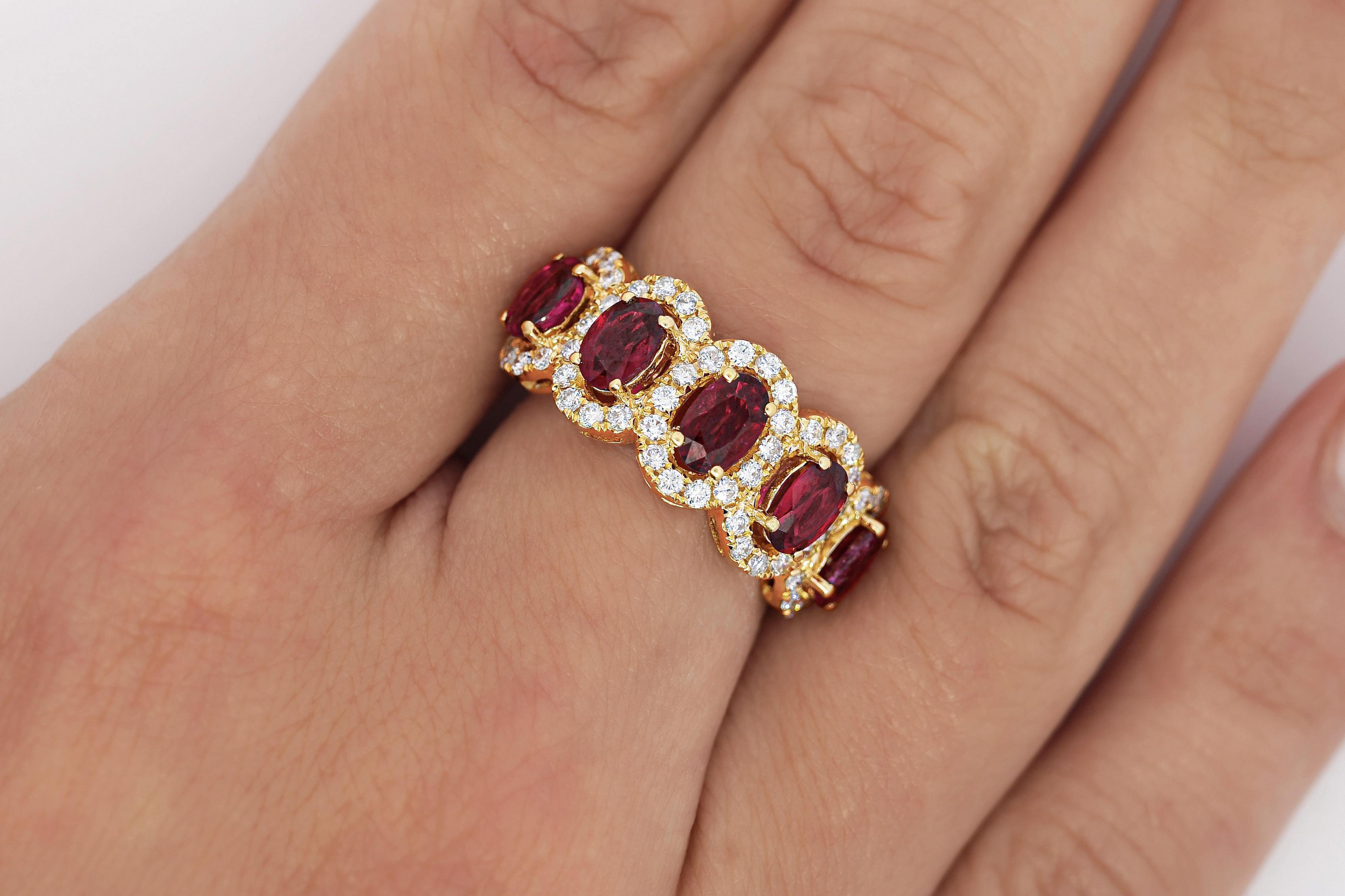 Alianza de boda con halo de diamantes y rubíes talla oval de 3,43 quilates en oro de 18 quilates Corte oval en venta