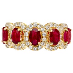 3,43 Karat Ovalschliff Rubin und Diamant Halo Ehering aus 18 Karat Gold