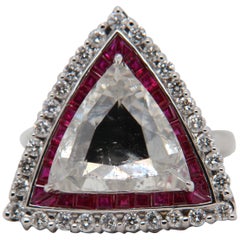 Ring mit 3,43 Karat dreieckigem Diamanten im Rosenschliff und Rubin