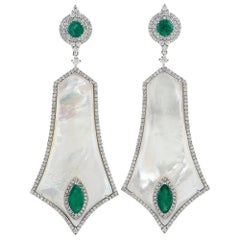 Boucles d'oreilles en or 18 carats en nacre de 34,32 carats avec diamants et émeraudes