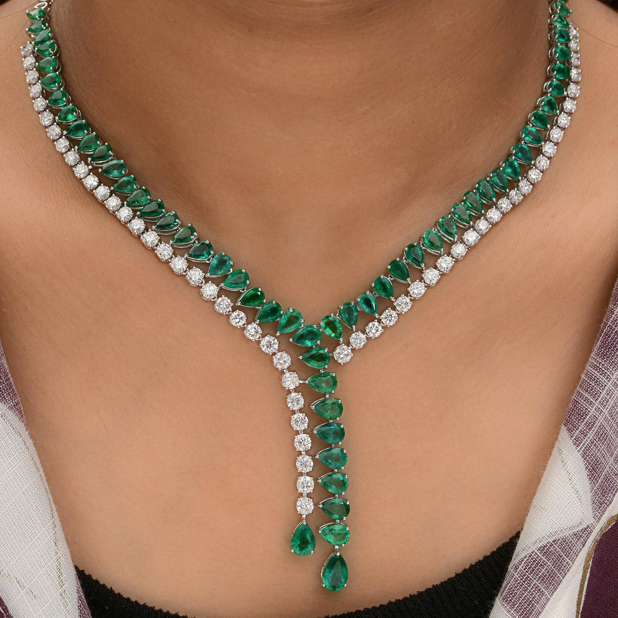 Lasciati andare all'opulenza con questa collana mozzafiato dal peso totale di 34,38 carati (TCW), un capolavoro di alta gioielleria che fonde perfettamente la vivida bellezza degli smeraldi dello Zambia con l'abbagliante brillantezza dei diamanti