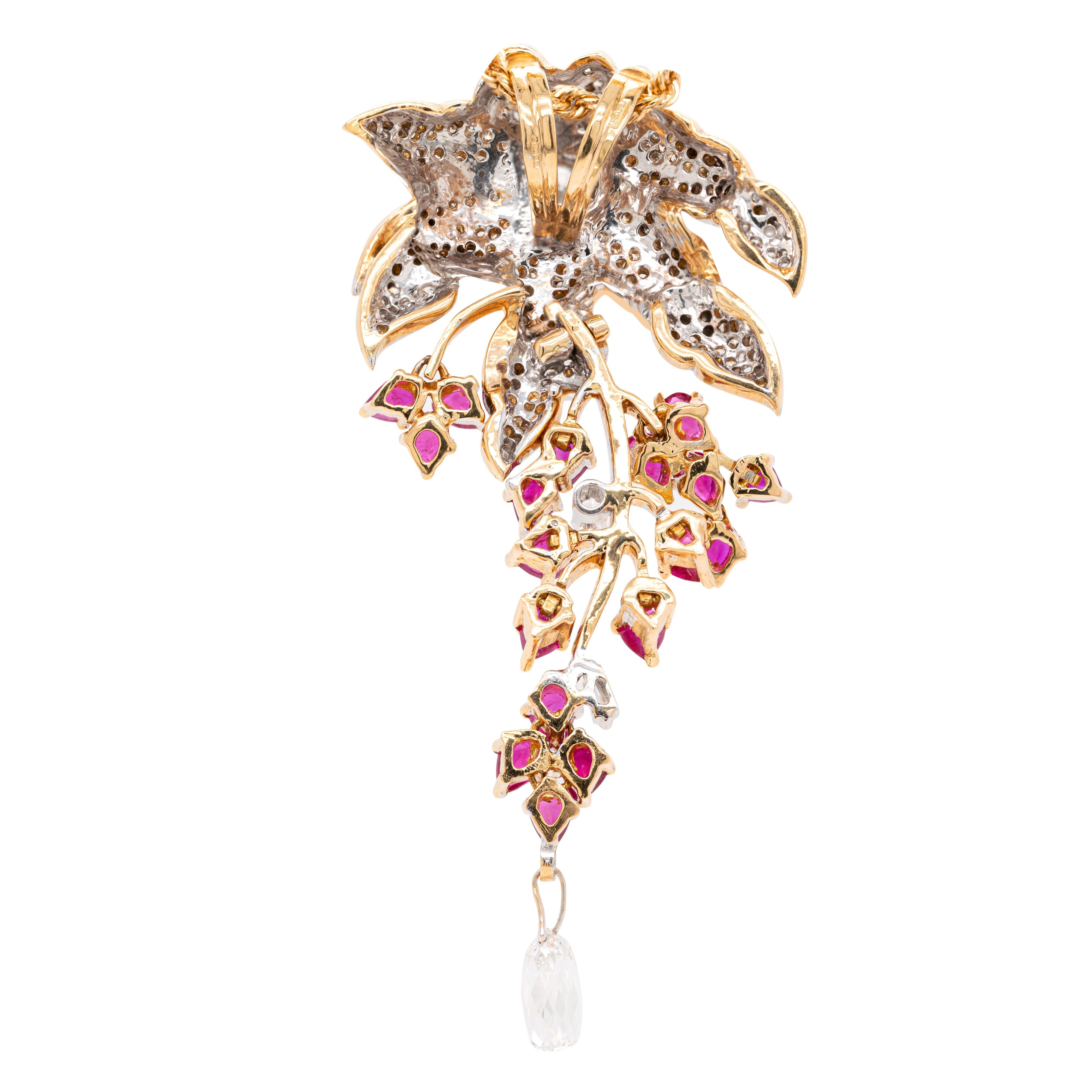 Ce pendentif sophistiqué présente un motif floral complexe en or blanc et jaune 18 carats. La pièce maîtresse de ce pendentif est une ravissante fleur dont le centre est orné d'une grappe de diamants et dont les pétales sont incrustés de diamants