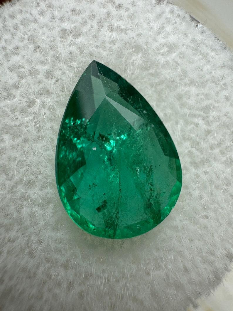 A. Stone: Smeraldo
Peso: 3,44 carati
Forma: Taglio a pera
Chiarezza: Trasparente
Lucentezza: Molto buono
Colore: Verde scuro
Misure: 13,18 mm x 9,27 mm x 5,21 mm
Origine geografica: Zambia
Trattamento: Naturale, oliatura

Commenti: A causa delle