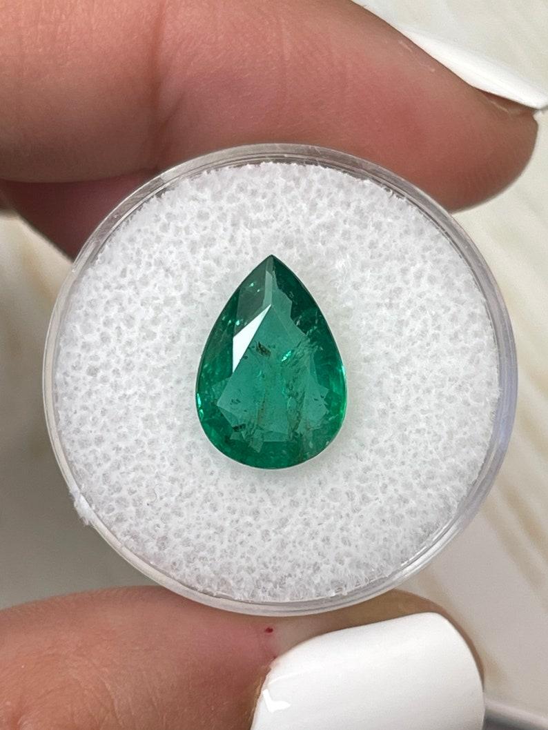 Moderno 3,44 Carati 13x9 Smeraldo verde lentigginoso dello Zambia - Gemma di maggio con taglio a pera in vendita