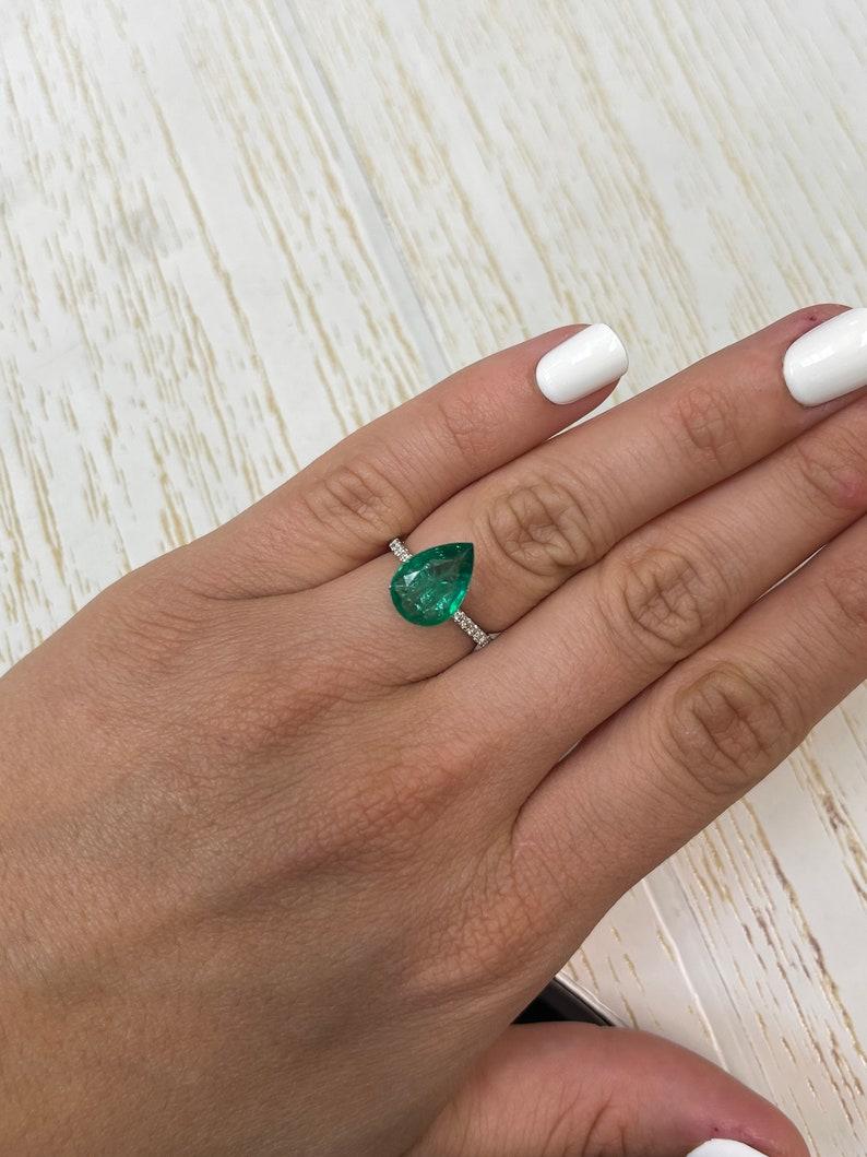 3,44 Carati 13x9 Smeraldo verde lentigginoso dello Zambia - Gemma di maggio con taglio a pera in vendita 2