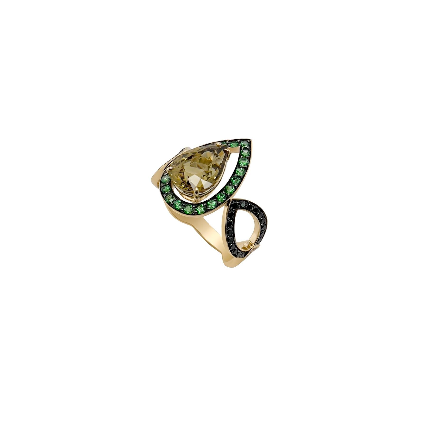 Dieser atemberaubende Ring mit 3,44 Karat natürlichem Mali-Granat ist ein schönes Beispiel für unsere Handwerkskunst. Der zarte, birnenförmige Granat hat einen leuchtend gelbgrünen Farbton und ist perfekt symmetrisch, so dass der Granat am besten