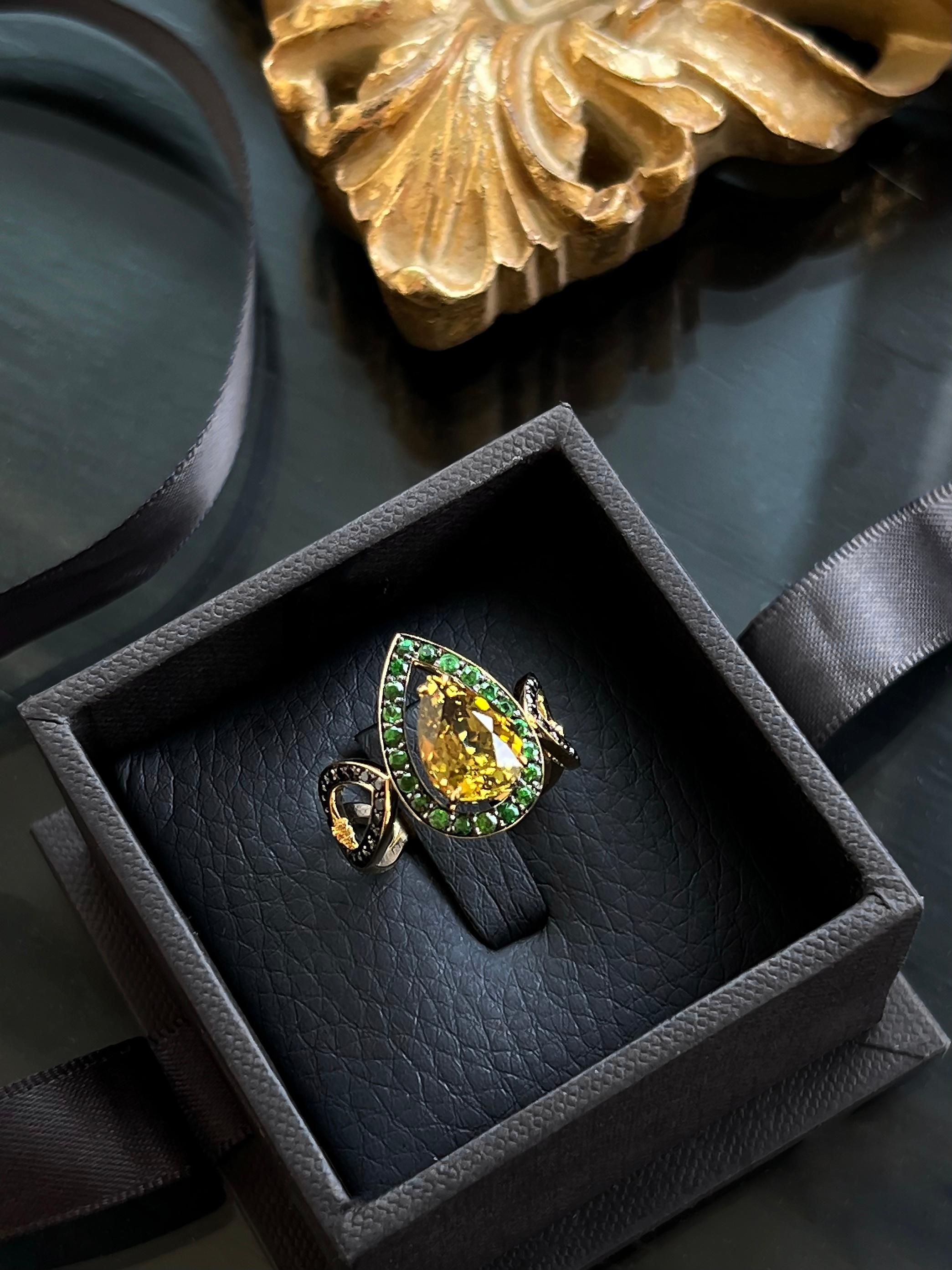 Pear Cut 3.44 Carat Mali Garnet Ring with Tsavorite and Black Diamonds in 18k Yellow Gold For Sale