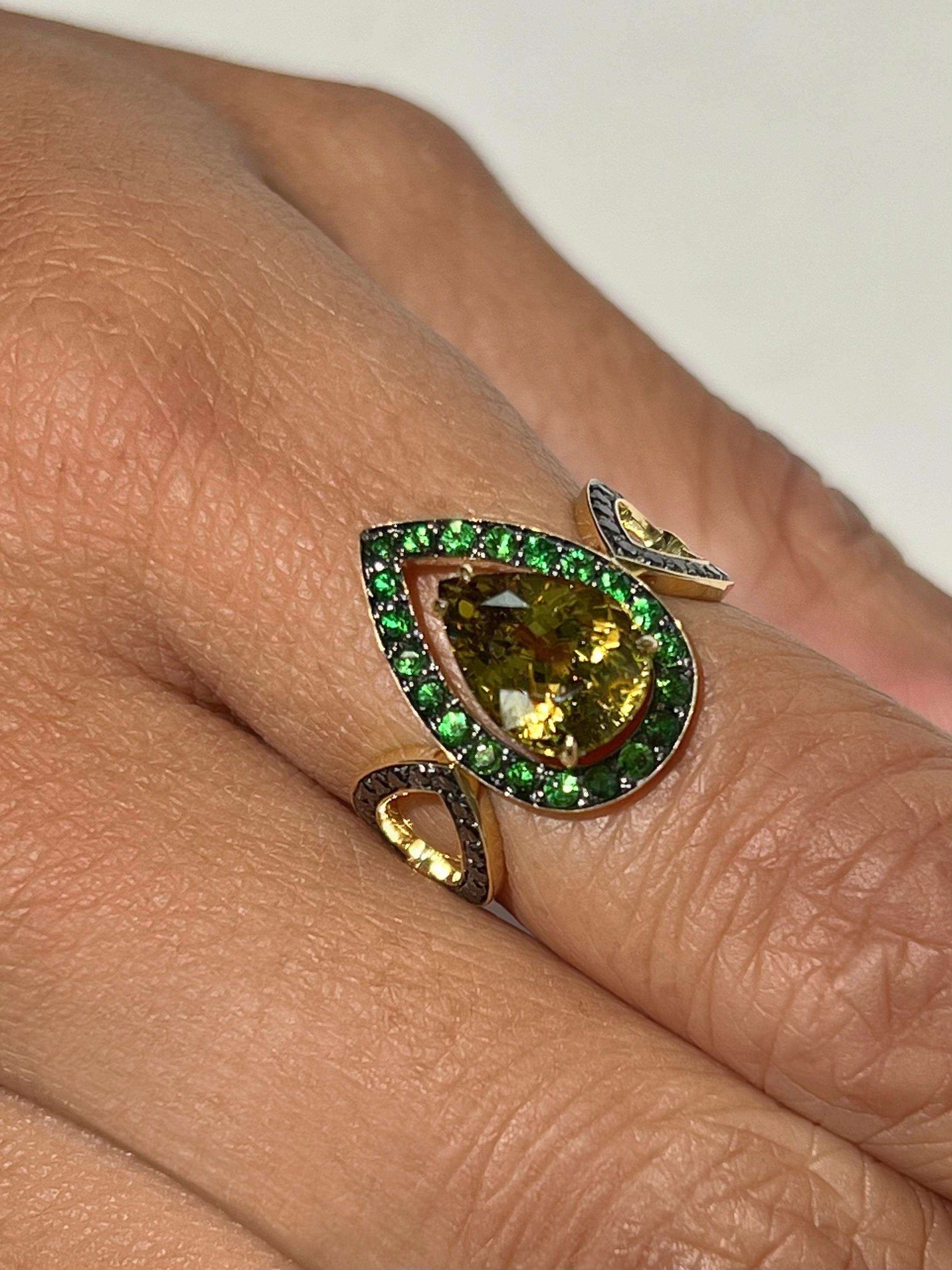 3.44 Carat Mali Garnet Ring with Tsavorite and Black Diamonds in 18k Yellow Gold In New Condition For Sale In Bangkok, TH