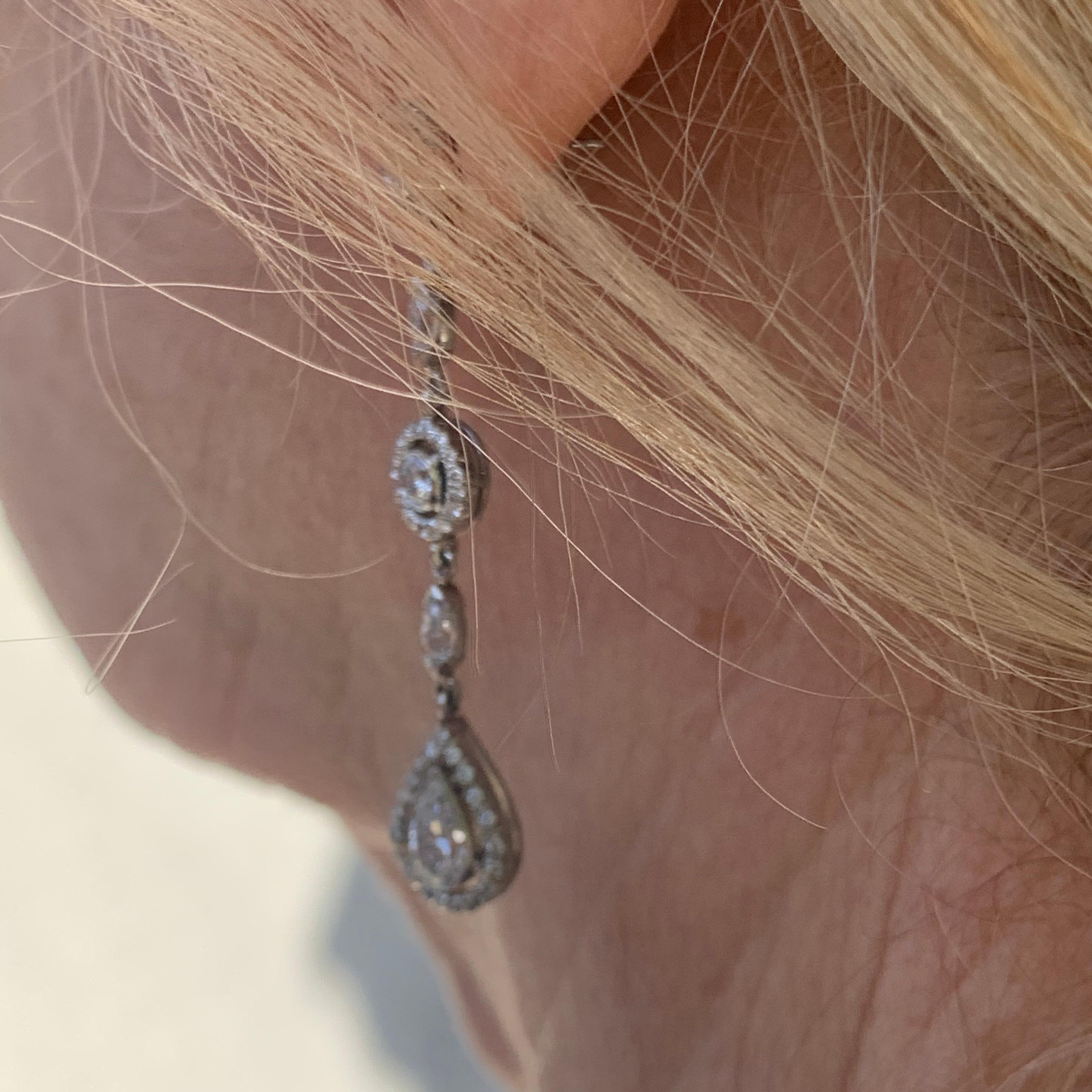 De las mujeres Pendientes de gota de diamantes multiformes de 3,44 quilates, platino, Ben Dannie en venta