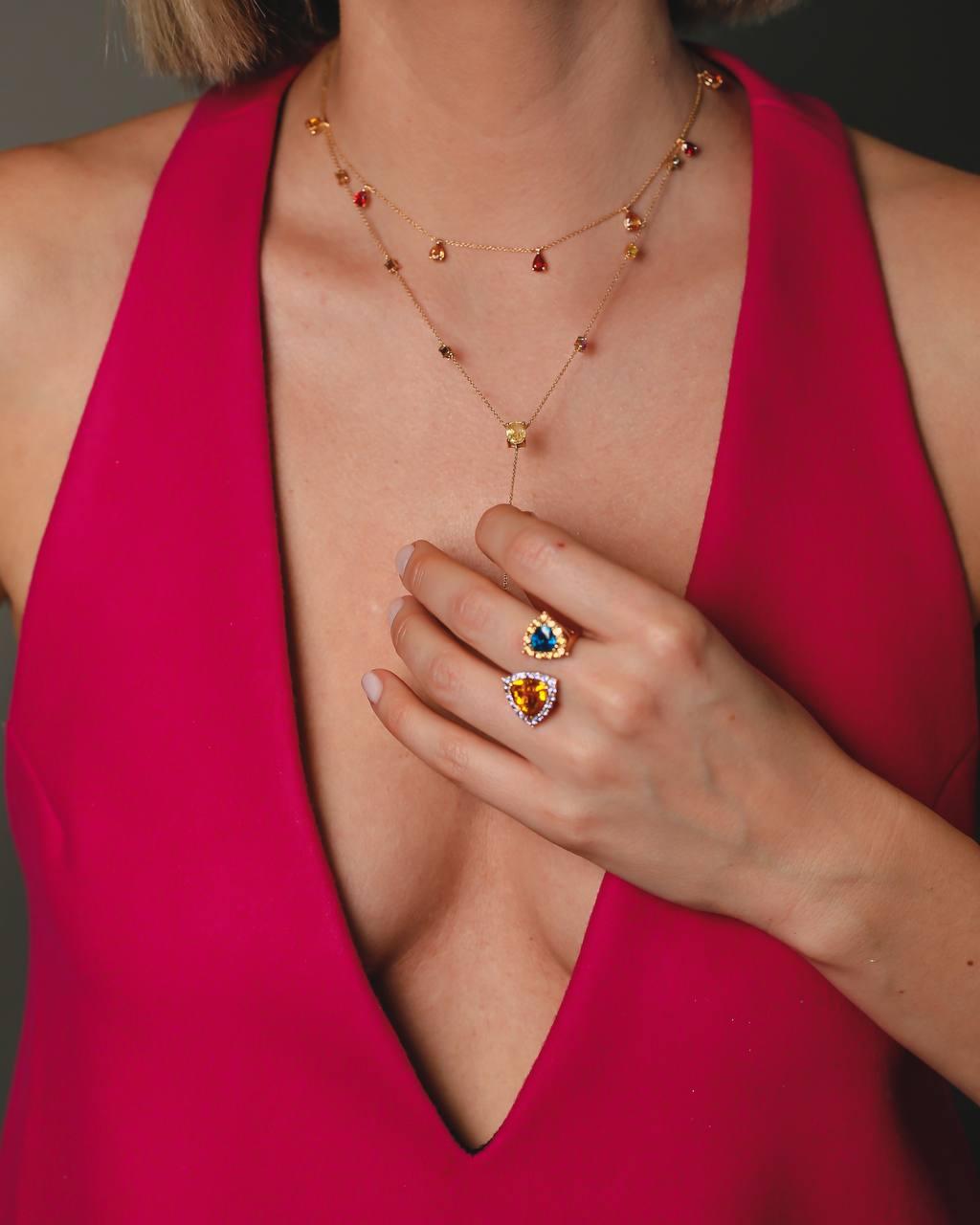 Äußerst stilvolle, modische Halskette mit 3,44 Karat mehrfarbigem Saphir-Anhänger aus 18 Karat Gelbgold.
Diese Halskette ist eine großartige Wahl sowohl für einen besonderen Anlass oder eine Party als auch für den Alltagsstil.
Die Halskette enthält