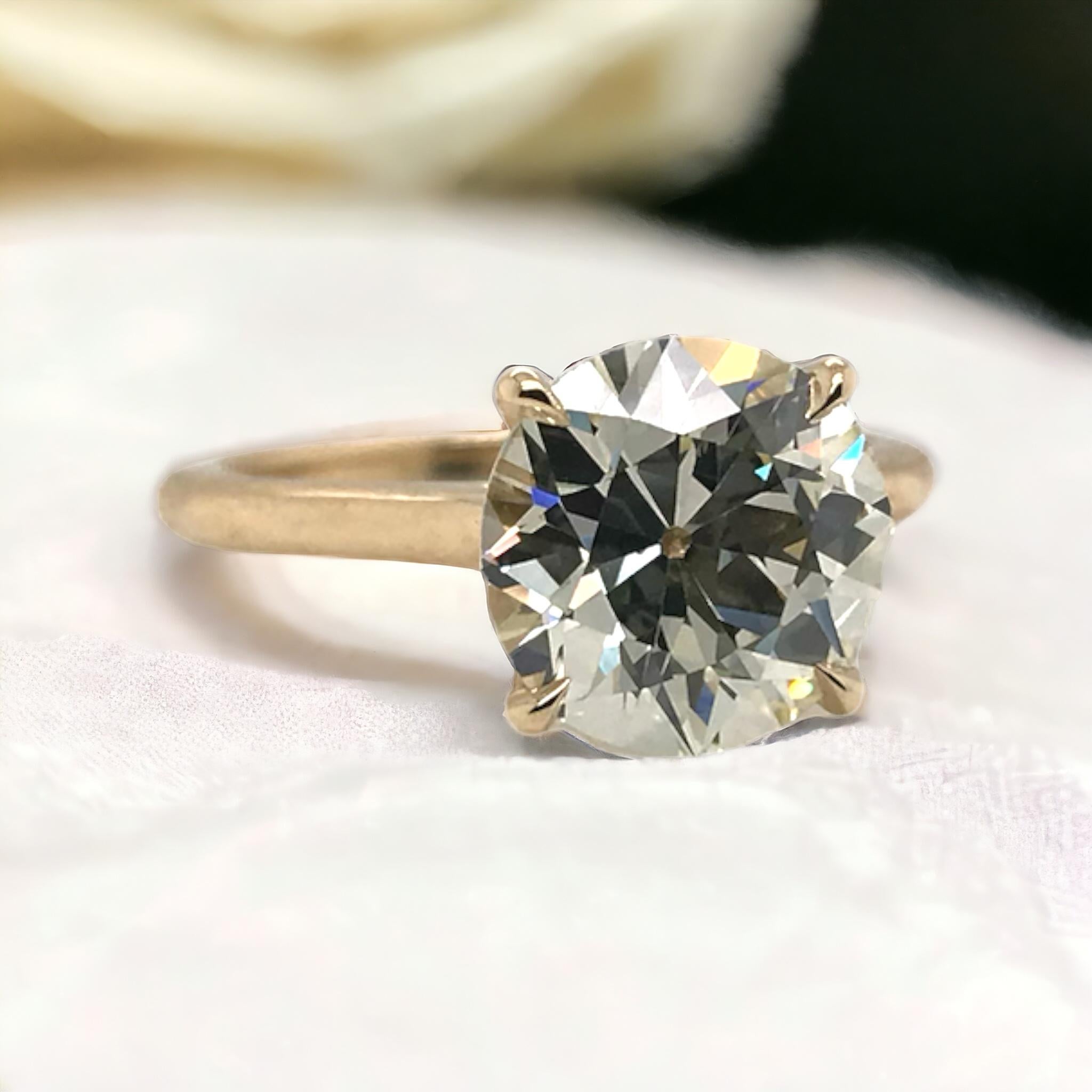 Wir lieben einen klassischen Solitär aus Gelbgold.
Vor allem, wenn es sich um einen großen alten europäischen Schnitt handelt!

Ring Details
MATERIAL: 14K Gelbgold
Schaftbreite: 2,0 mm
Höhe: 8,8 mm
Gewicht: 4,1 Gramm
Fingergröße: 6 3/4
Größenangaben