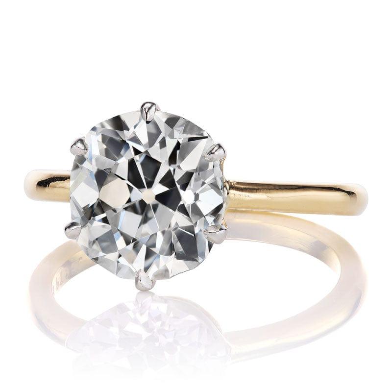 Dieser Ring ist ein VB-Originaldesign, das hier in NYC unter Verwendung eines authentischen antiken Diamanten hergestellt wurde. Im Mittelpunkt des Rings steht ein GIA-zertifizierter 3,44-Karat-Diamant im Altminenschliff von Farbe I und Reinheit