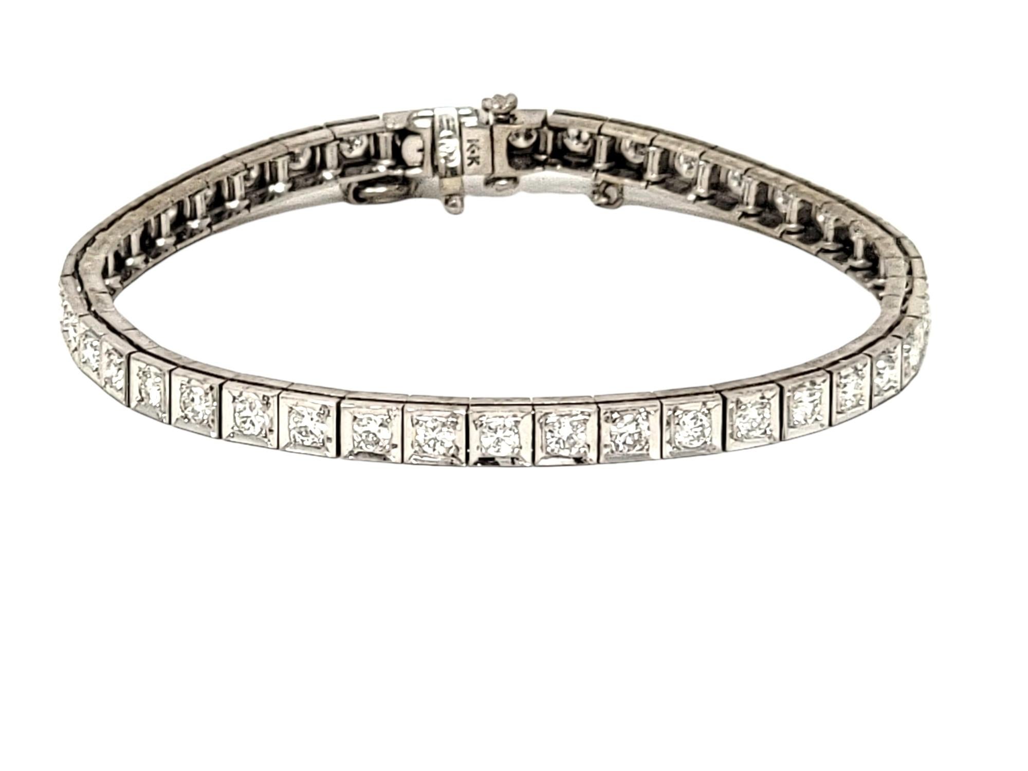 Il s'agit d'un bracelet de tennis en diamants absolument magnifique qui résistera à l'épreuve du temps. L'élégante monture carrée en or blanc associée aux diamants ronds intemporels fait de cette pièce un véritable classique qui ne se démodera