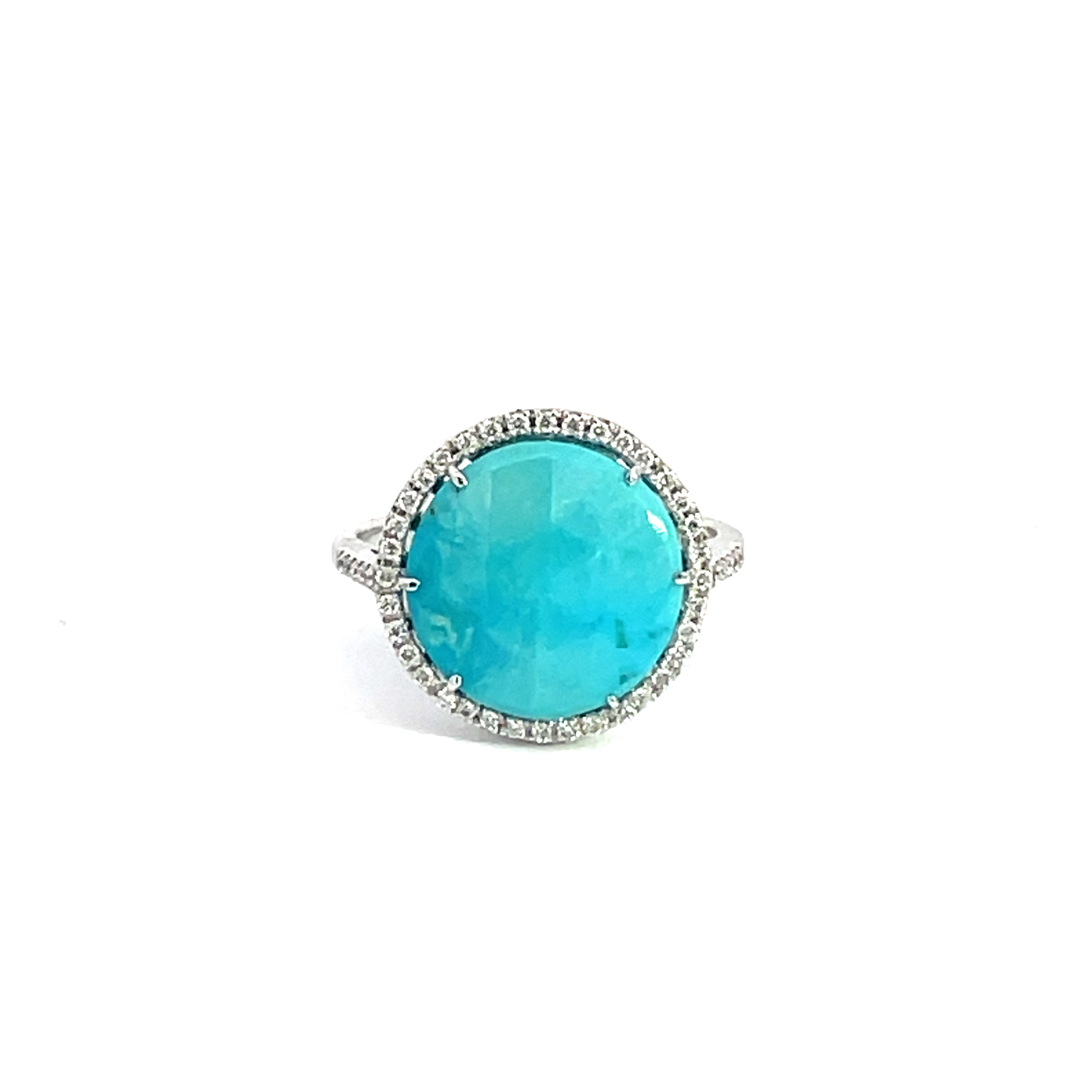 Dieser atemberaubende Cocktail-Ring zeigt einen schönen 3,44 Karat runden Türkis mit einem Diamant-Halo, auf einem Diamant-Schaft. Dieser Ring ist in 18K Weißgold gefasst. 
Gesamtgewicht der Diamanten = 0,16 Karat. Die Ringgröße ist 6 1/2.