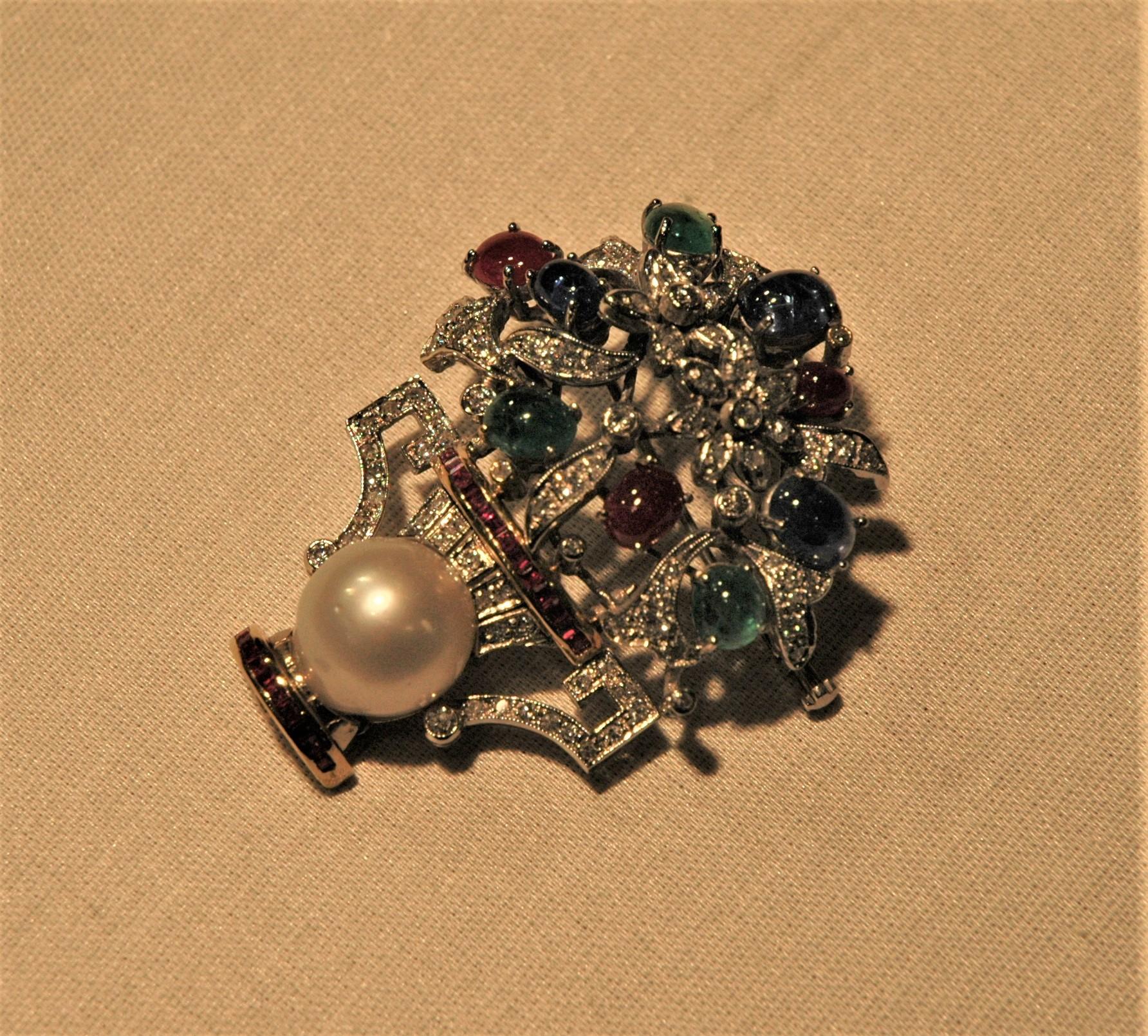 Perlenblumenbrosche mit 3,44 Karat Saphir, 2,20 Karat Smaragden und 1,27 Karat Diamanten (Cabochon) im Angebot