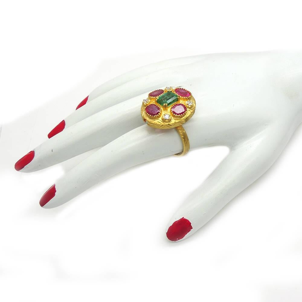 Rubí natural de Birmania sin calentar de 3,44 quilates Anillo de diamantes esmeralda de 1,68 quilates Cum Colgante Corte redondo en venta