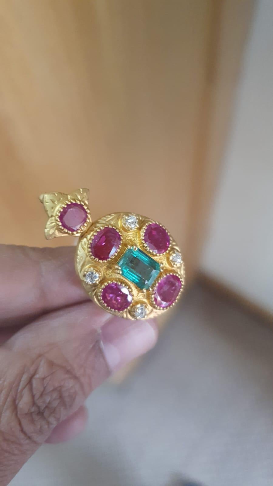 Rubí natural de Birmania sin calentar de 3,44 quilates Anillo de diamantes esmeralda de 1,68 quilates Cum Colgante en venta 3