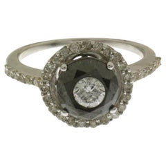 Anillo de diamantes blancos y negros de 3,44 ct en oro blanco de 18k