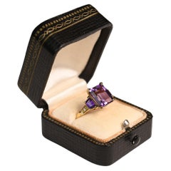 Anillo de amatista de tres piedras talla esmeralda (aprox. 3,40 quilates), oro amarillo de 18 quilates