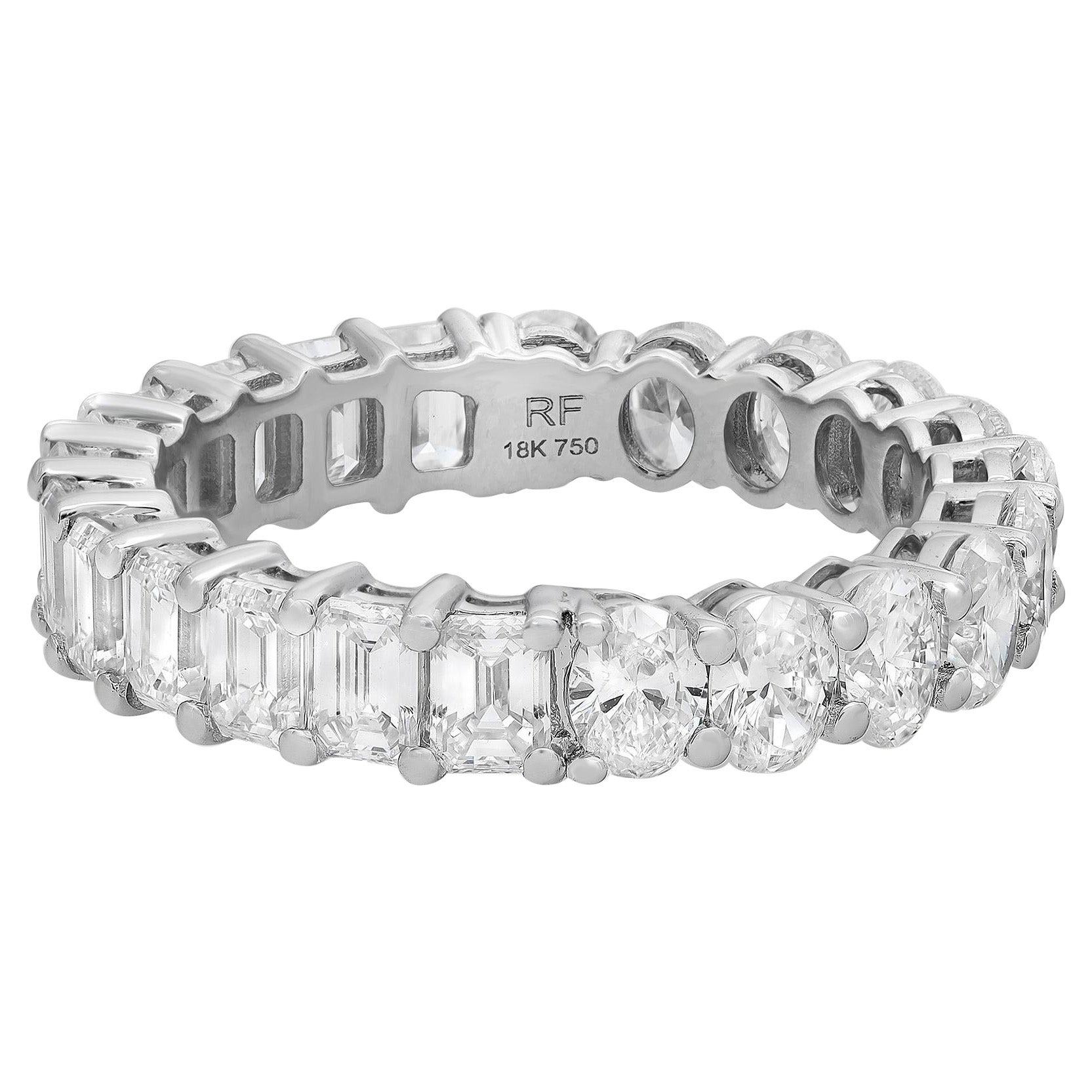 Media alianza de diamantes talla oval y esmeralda de 3,44 ctw y oro blanco de 18 quilates