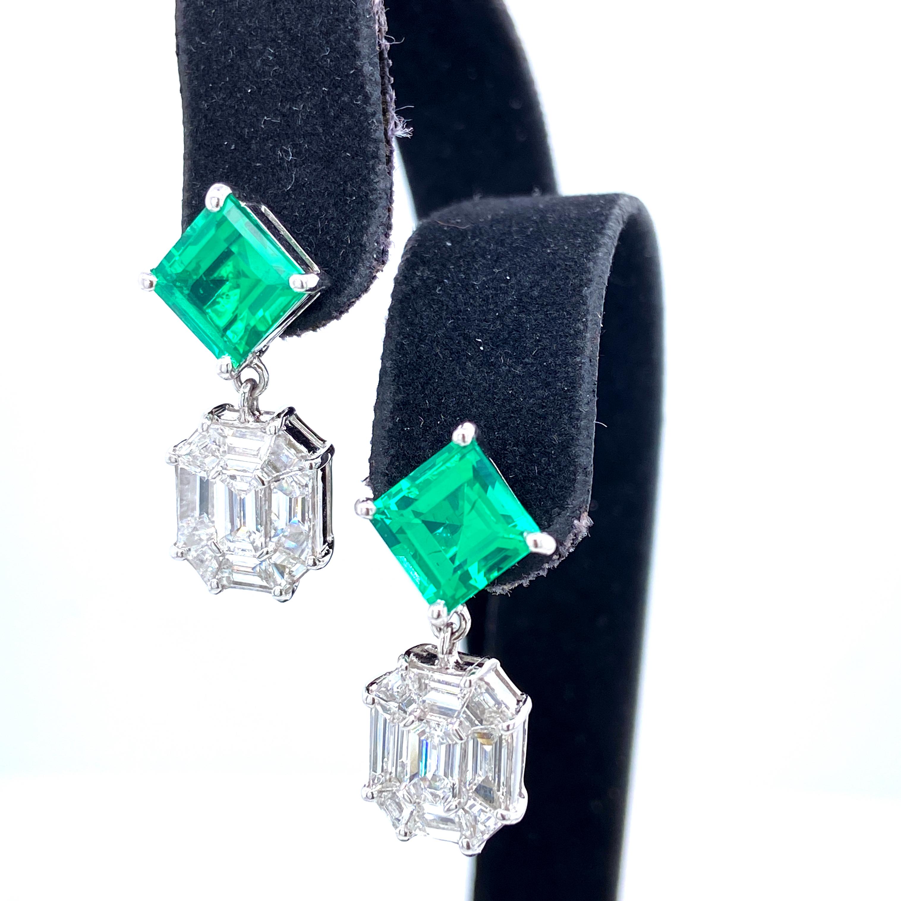 3.45 Carat Emerald and White Diamond Gold Earrings In New Condition For Sale In Hong Kong, HK