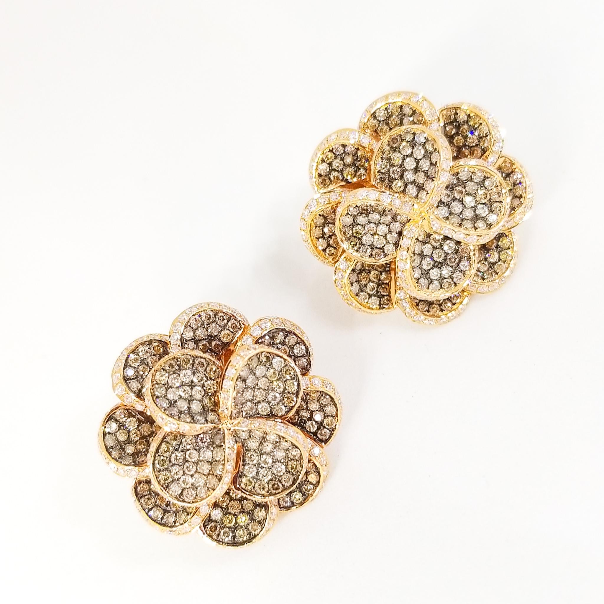Dieses atemberaubende Paar Cluster-Ohrringe in Cognac-Schokoladenbraun und weißen Diamanten ist aus 18 Karat Roségold mit kostbaren schwarzen Rhodium-Akzenten gefertigt. Die Ohrringe mit Blumenmotiv sind mit dreihundertachtundneunzig runden, braunen