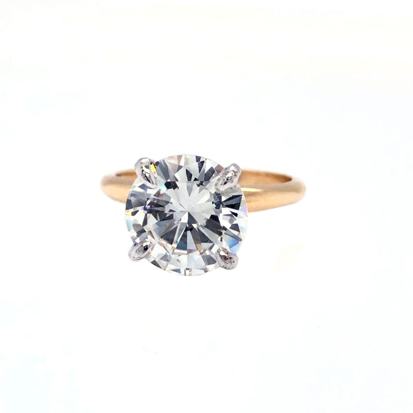 Un estilo de anillo de compromiso clásico y atemporal que muestra un único diamante brillante redondo de 3,45 quilates engastado en una fina montura de oro amarillo de 14 quilates, acompañado de un informe del GIA que certifica que el diamante