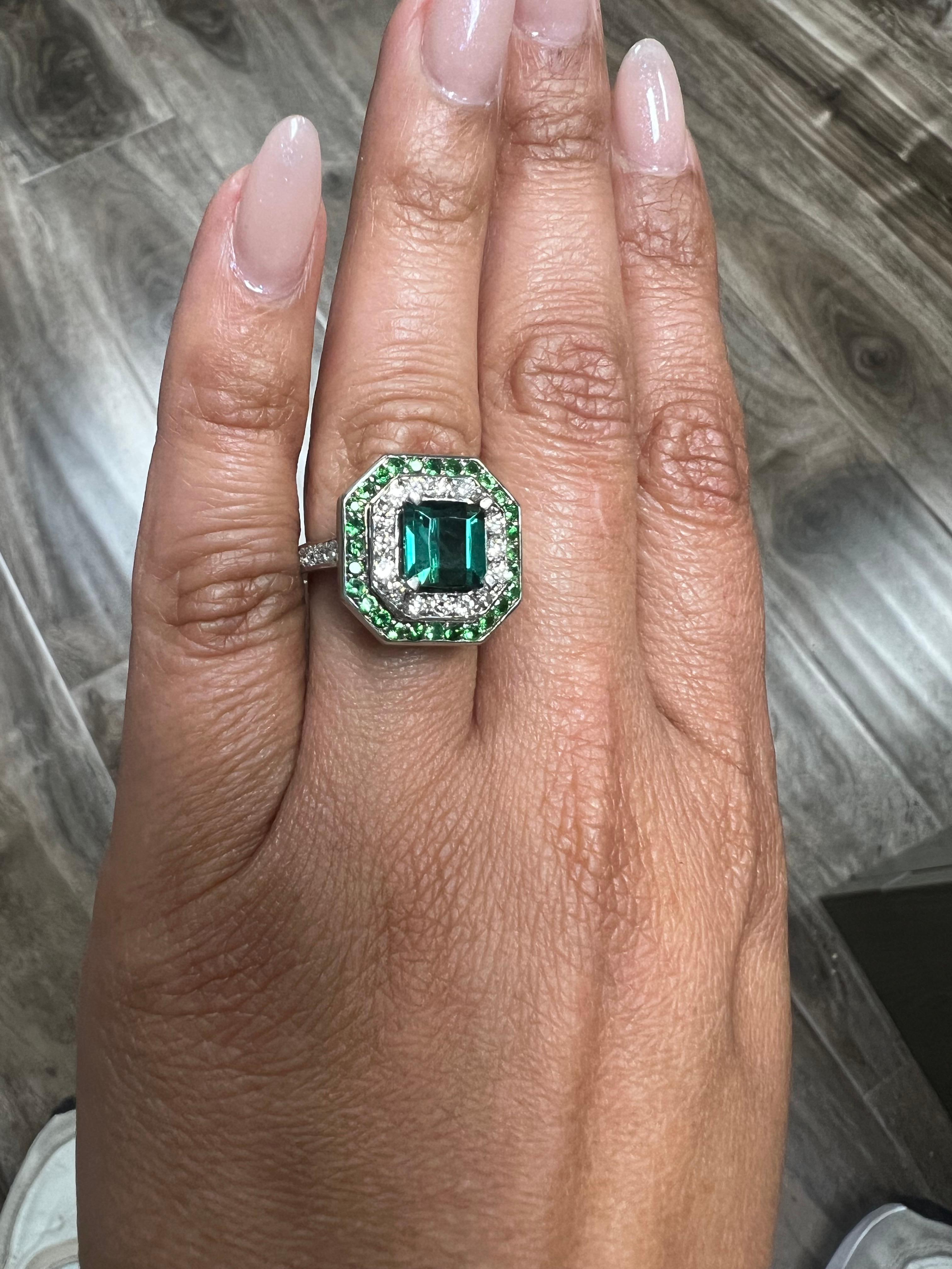 Donna Anello da cocktail con tormalina verde e diamante da 3,45 carati in oro bianco da 14 carati in vendita