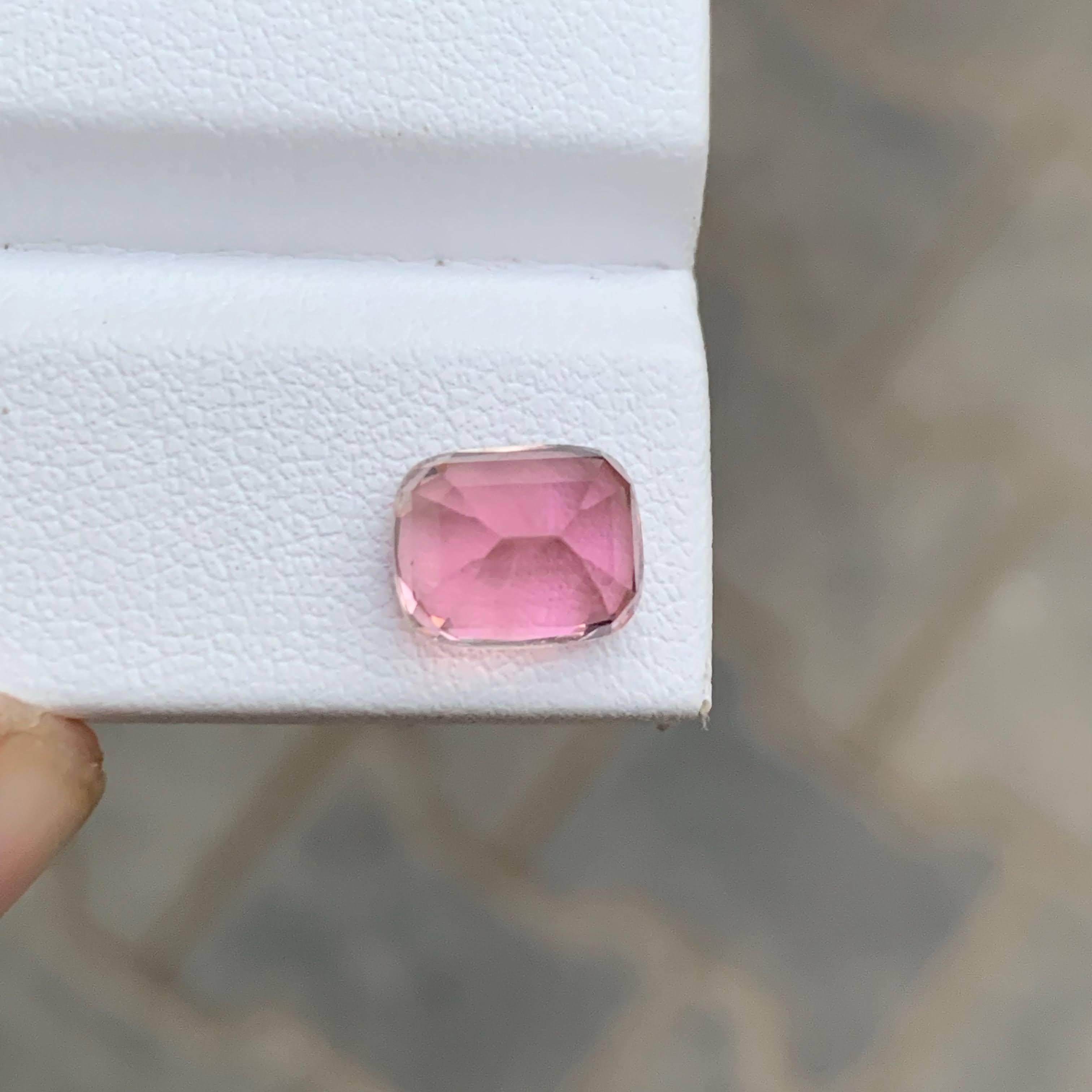 Moderno 3,45 carati di tormalina rosa baby naturale sciolta, pietra tagliata a cuscino Gemma africana in vendita