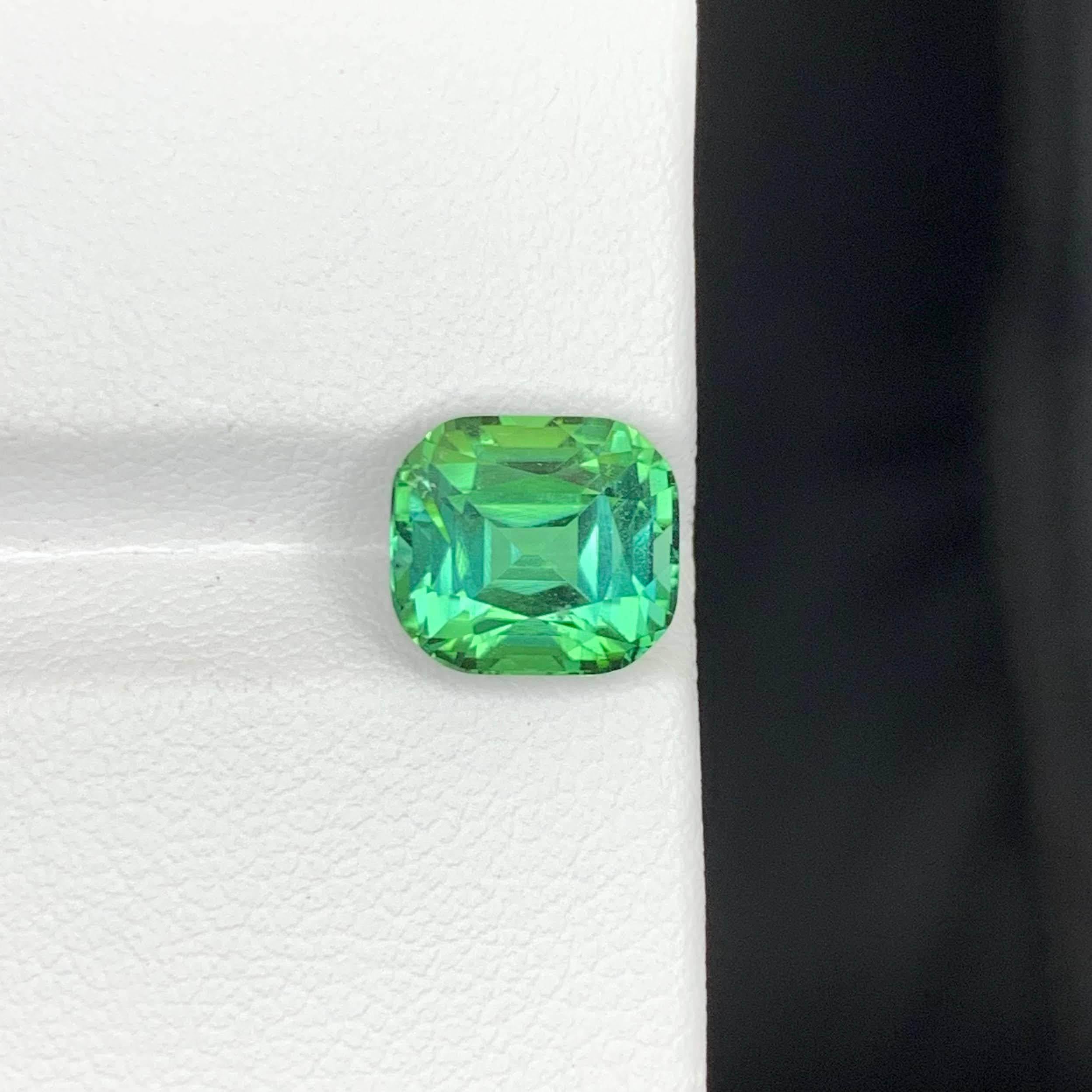 Peso 3,45 carati 
Dimensioni 8,7x7,8x6,8 mm
Trattamento Nessuno 
Origine afgana 
Pulizia degli occhi di chiarezza 
Forma taglio cuscino 




Questa tormalina naturale Greene & Greene Greene da 3,45 carati presenta una tonalità splendidamente