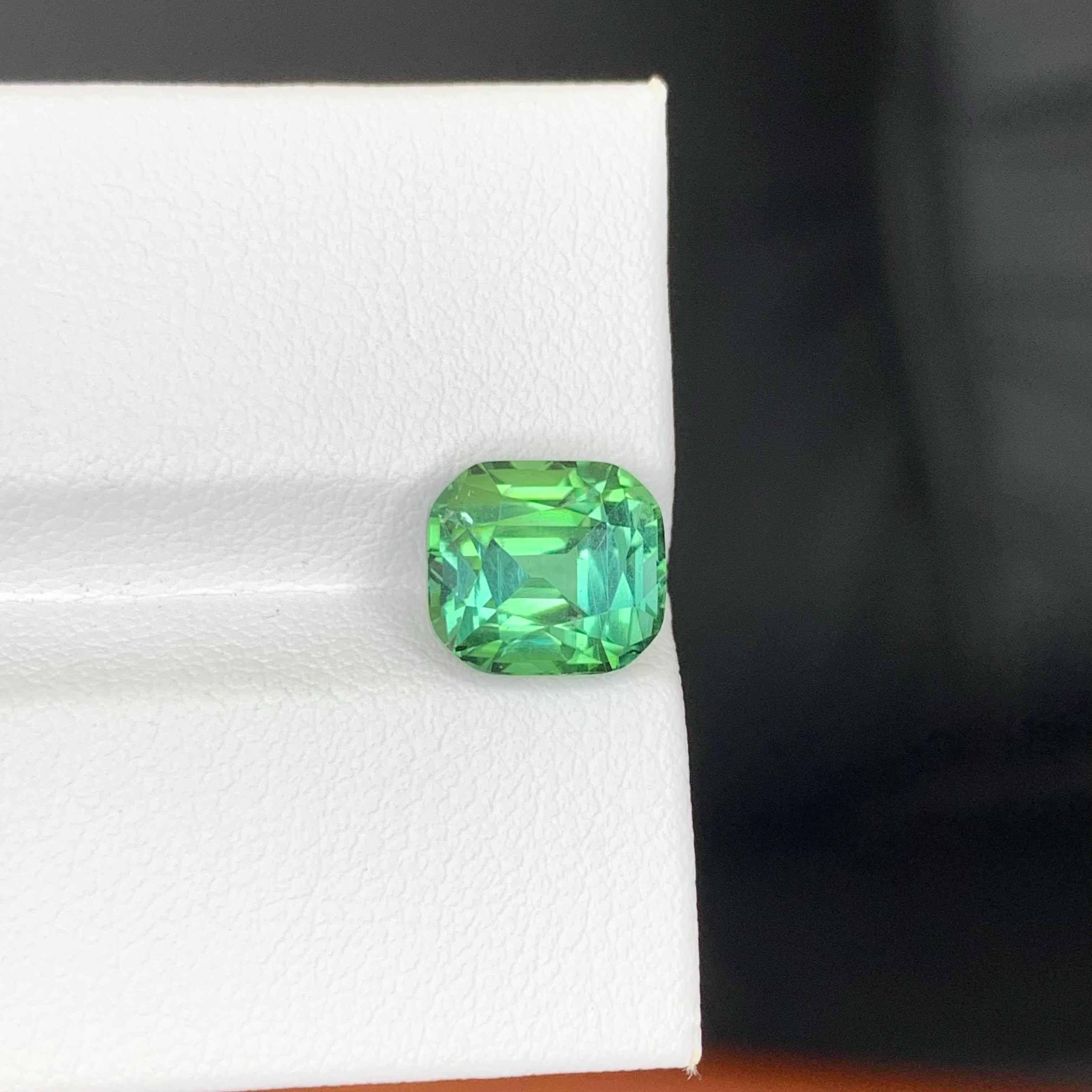 Moderno 3.45 carati di tormalina verde menta naturale sfusa, pietra tagliata a cuscino Gemma afgana in vendita