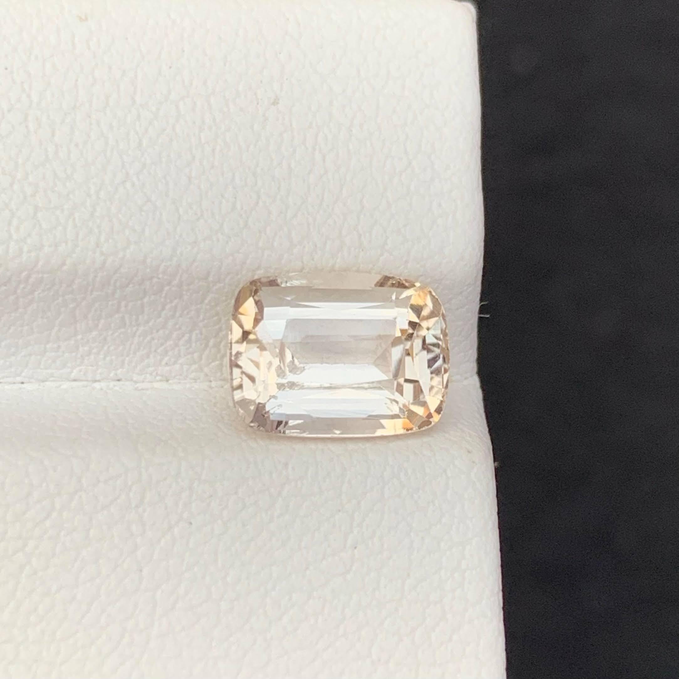 Peso 3,45 quilates 
Dimensiones 9,6x7,3x5,6 mm
Tratamiento Ninguno
Origen Pakistán 
Claridad VVS 
Forma Corte Cojín 





Este Topacio Melocotón Natural Suelto de 3,45 quilates muestra un delicado y elegante tono pastel, bellamente realzado por su