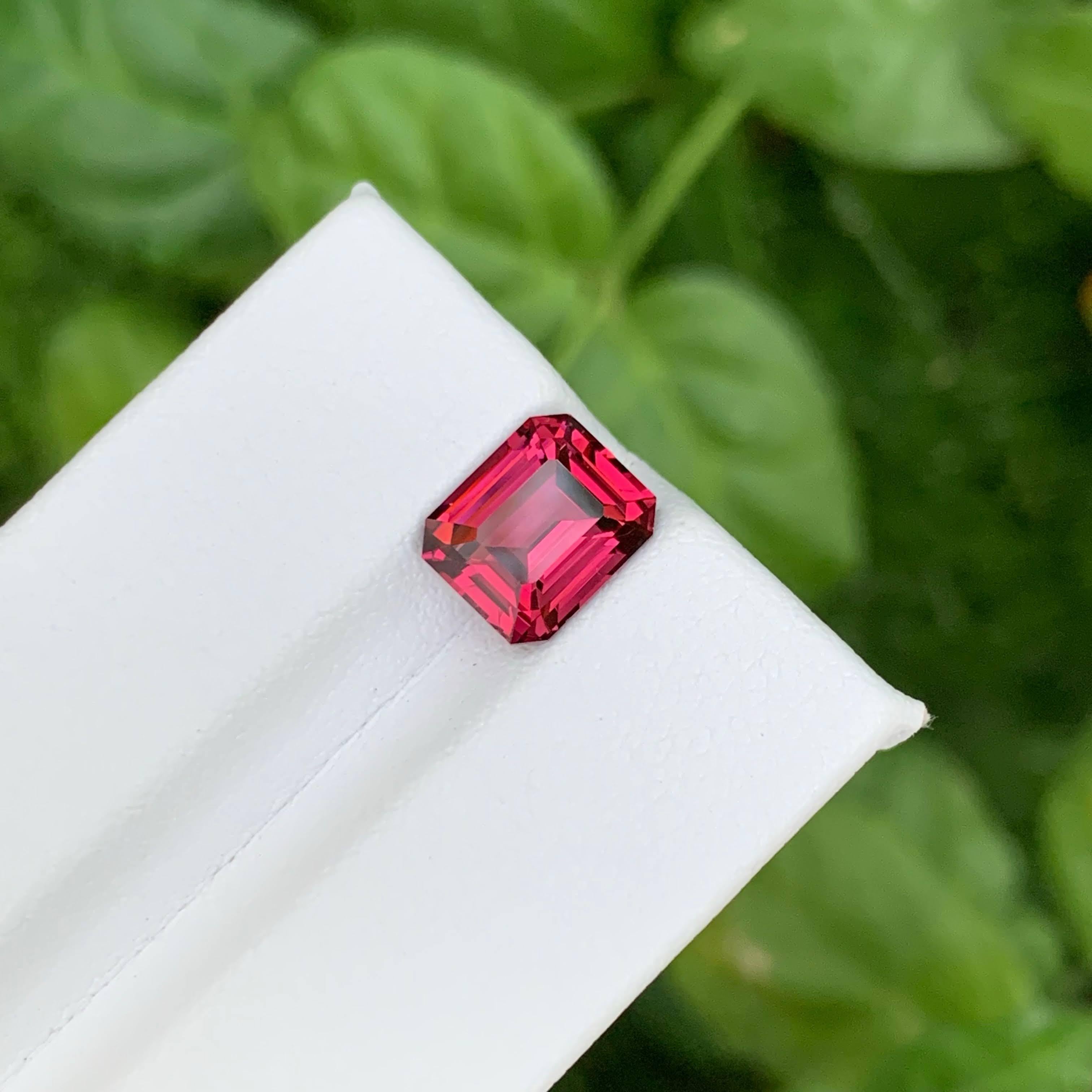 3,45 Karat natürlicher loser rosa-roter Umbalit Granat Smaragd-Schliff aus Afrika (Moderne) im Angebot