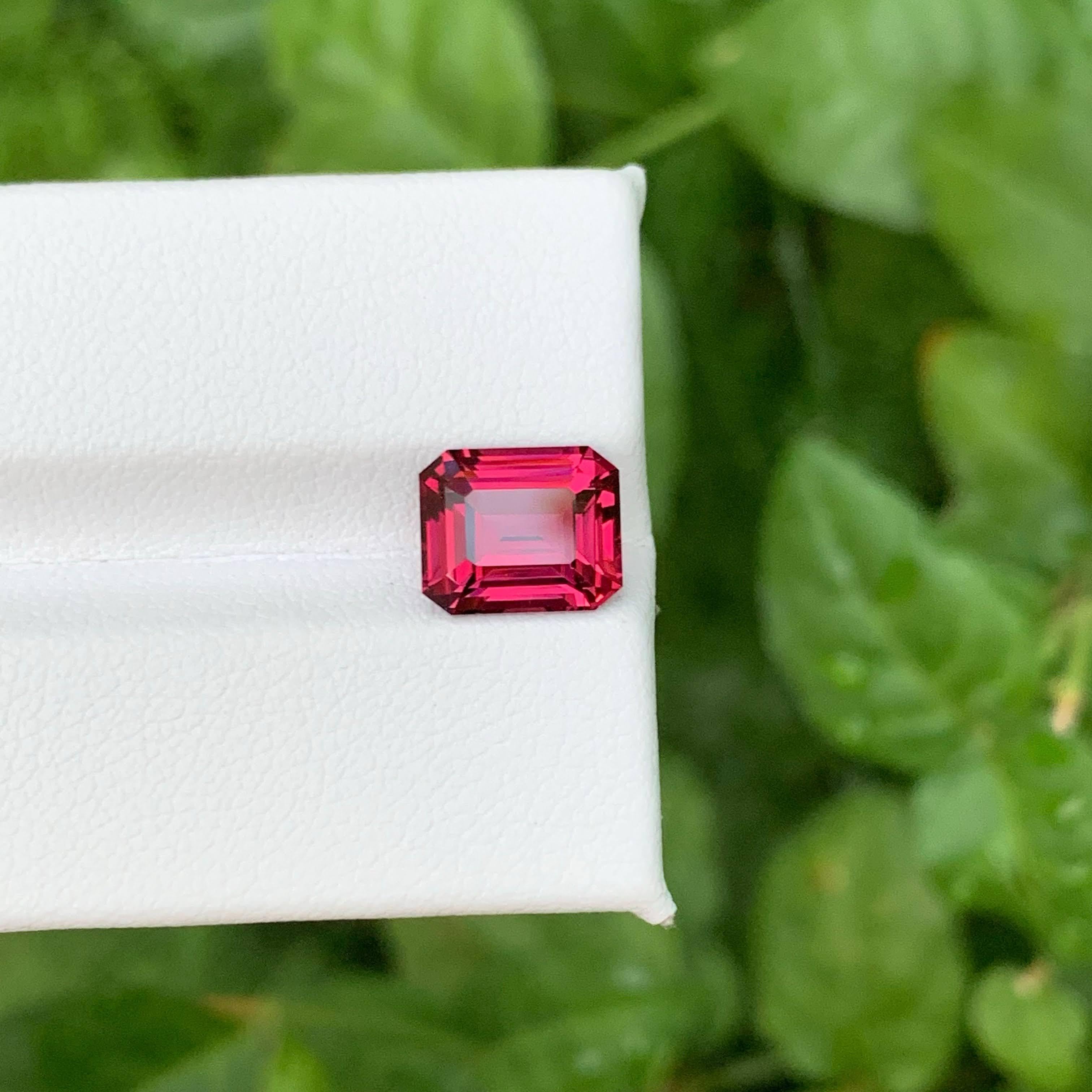 3,45 Karat natürlicher loser rosa-roter Umbalit Granat Smaragd-Schliff aus Afrika (Smaragdschliff) im Angebot