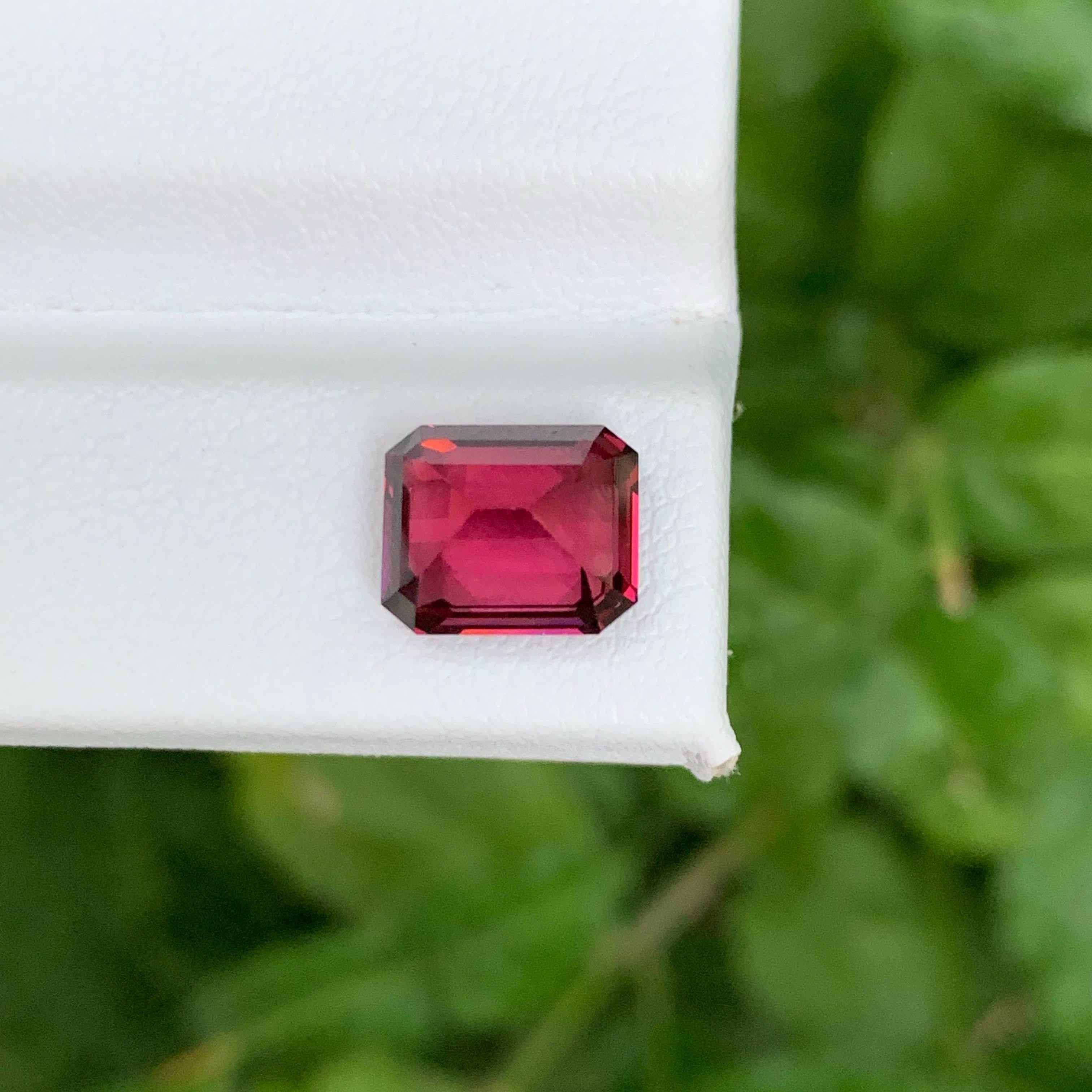 3,45 Karat natürlicher loser rosa-roter Umbalit Granat Smaragd-Schliff aus Afrika im Zustand „Neu“ im Angebot in Bangkok, TH