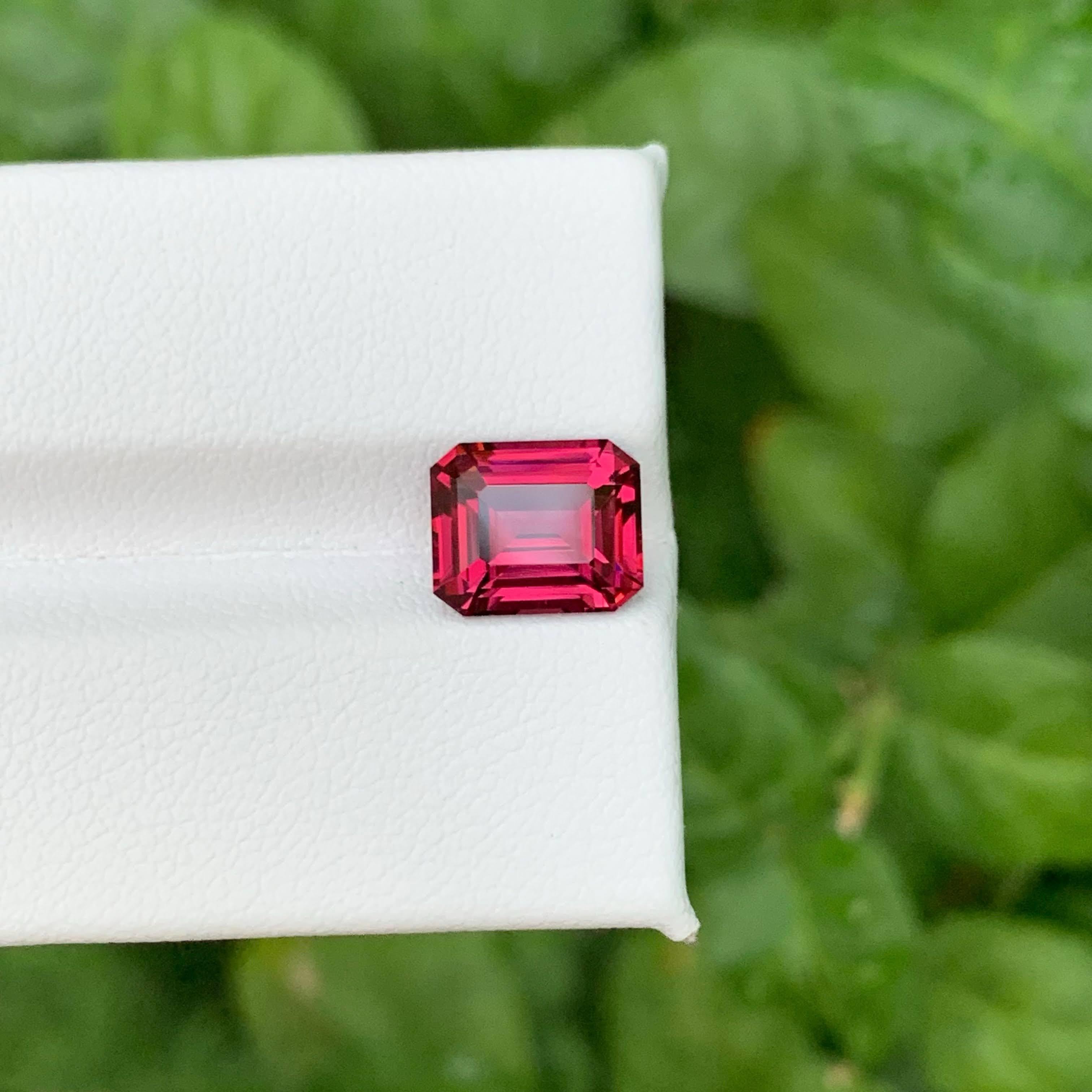 3,45 Karat natürlicher loser rosa-roter Umbalit Granat Smaragd-Schliff aus Afrika im Angebot 3