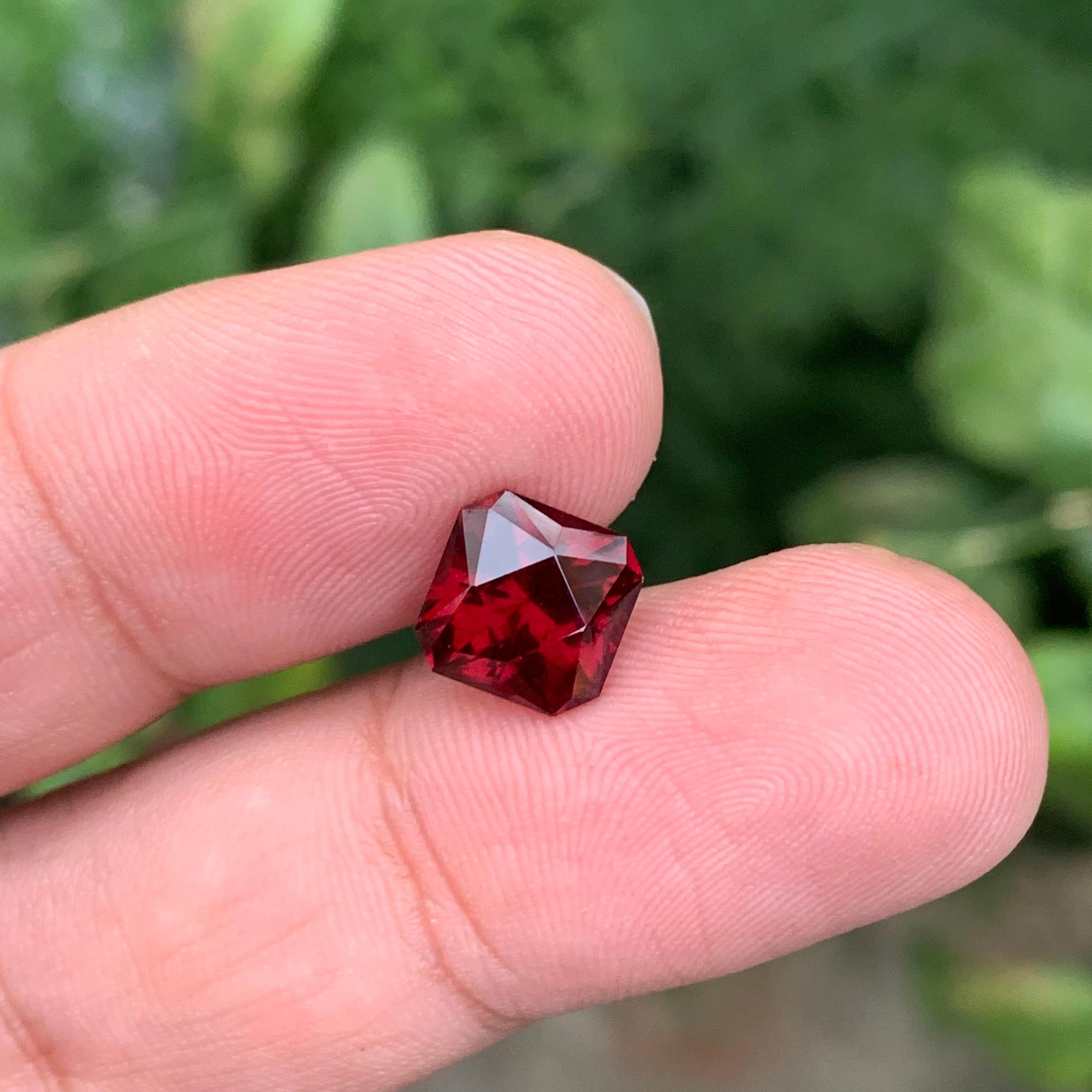 3.45 Carat Natural Loose Rhodolite Garnet Square Shape Gem en vente 5