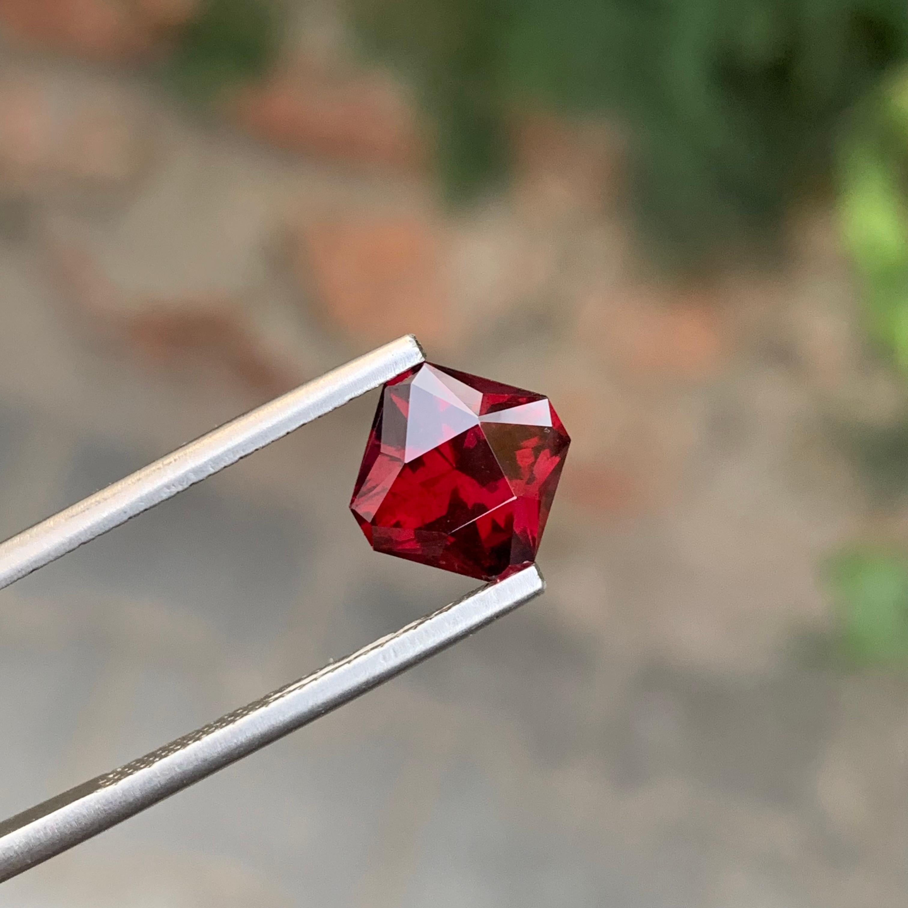 Taille carrée 3.45 Carat Natural Loose Rhodolite Garnet Square Shape Gem en vente