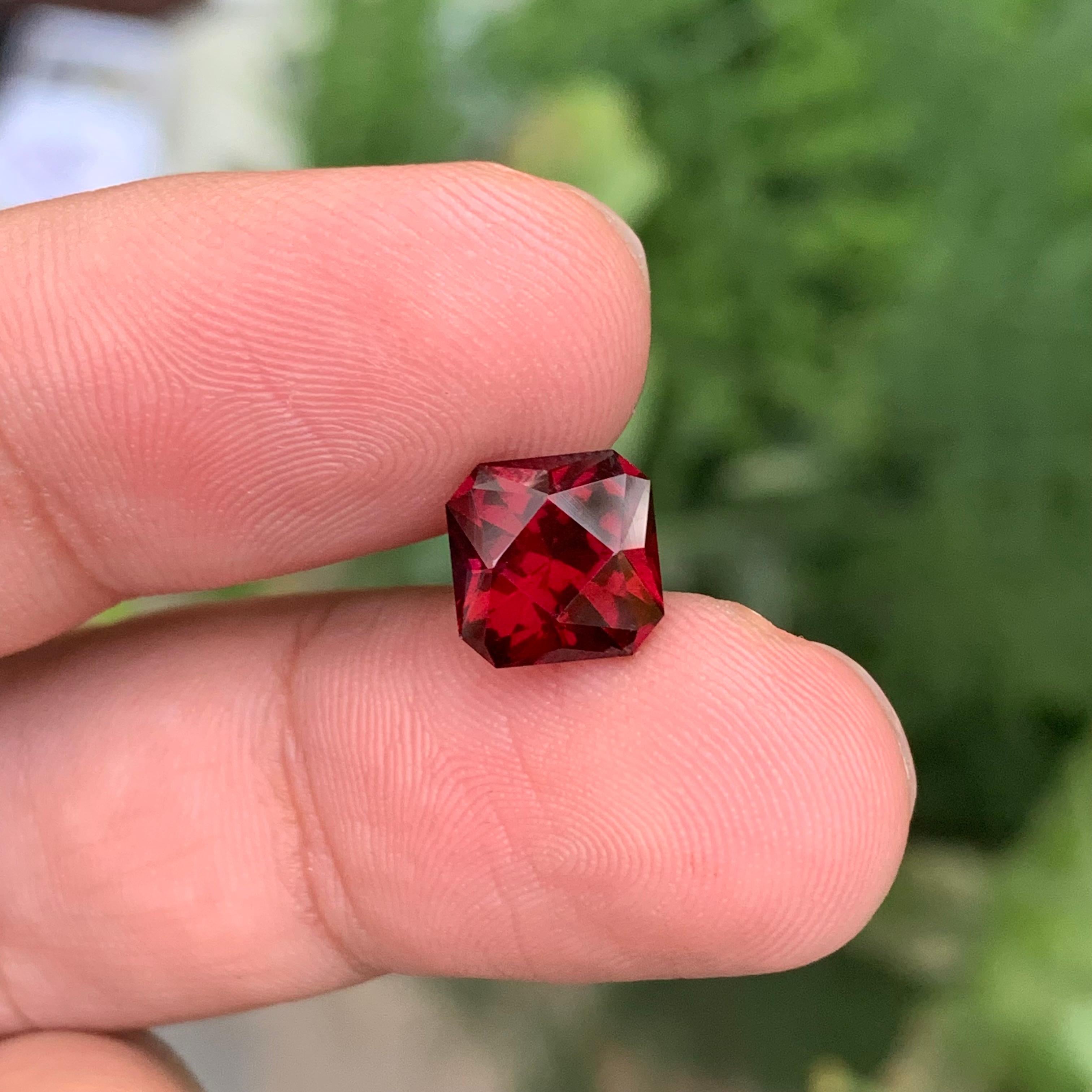 3.45 Carat Natural Loose Rhodolite Garnet Square Shape Gem en vente 3
