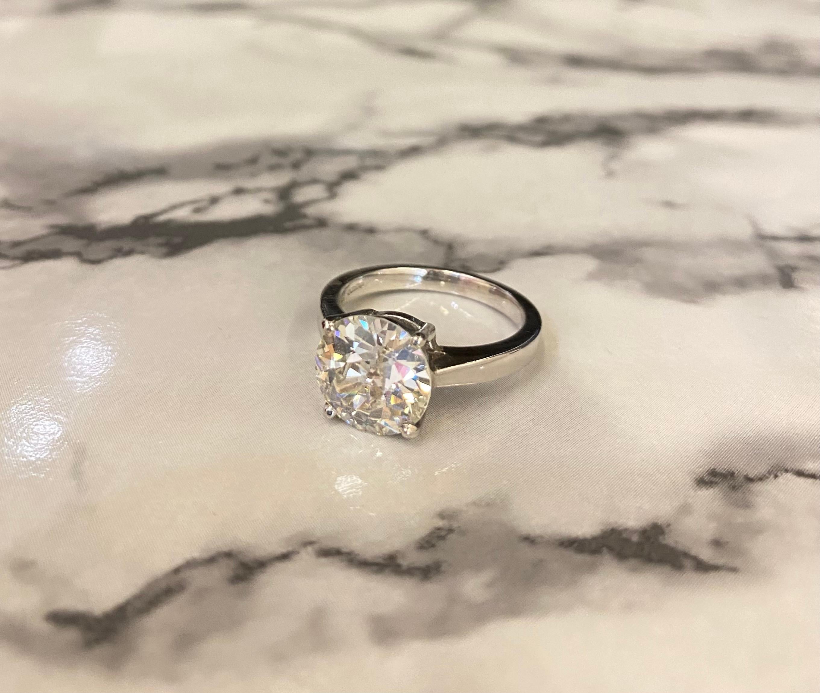 Cette exquise bague à diamant de 3,45 carats, taillée à l'ancienne, est un véritable trésor intemporel. Réalisée avec la plus grande précision et le plus grand souci du détail, cette bague met en valeur la beauté et l'éclat exceptionnels d'un