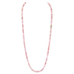 345 Karat rosa Opalperlen mit einem Verschluss aus 18 Karat Gelbgold mit Akzentdiamant