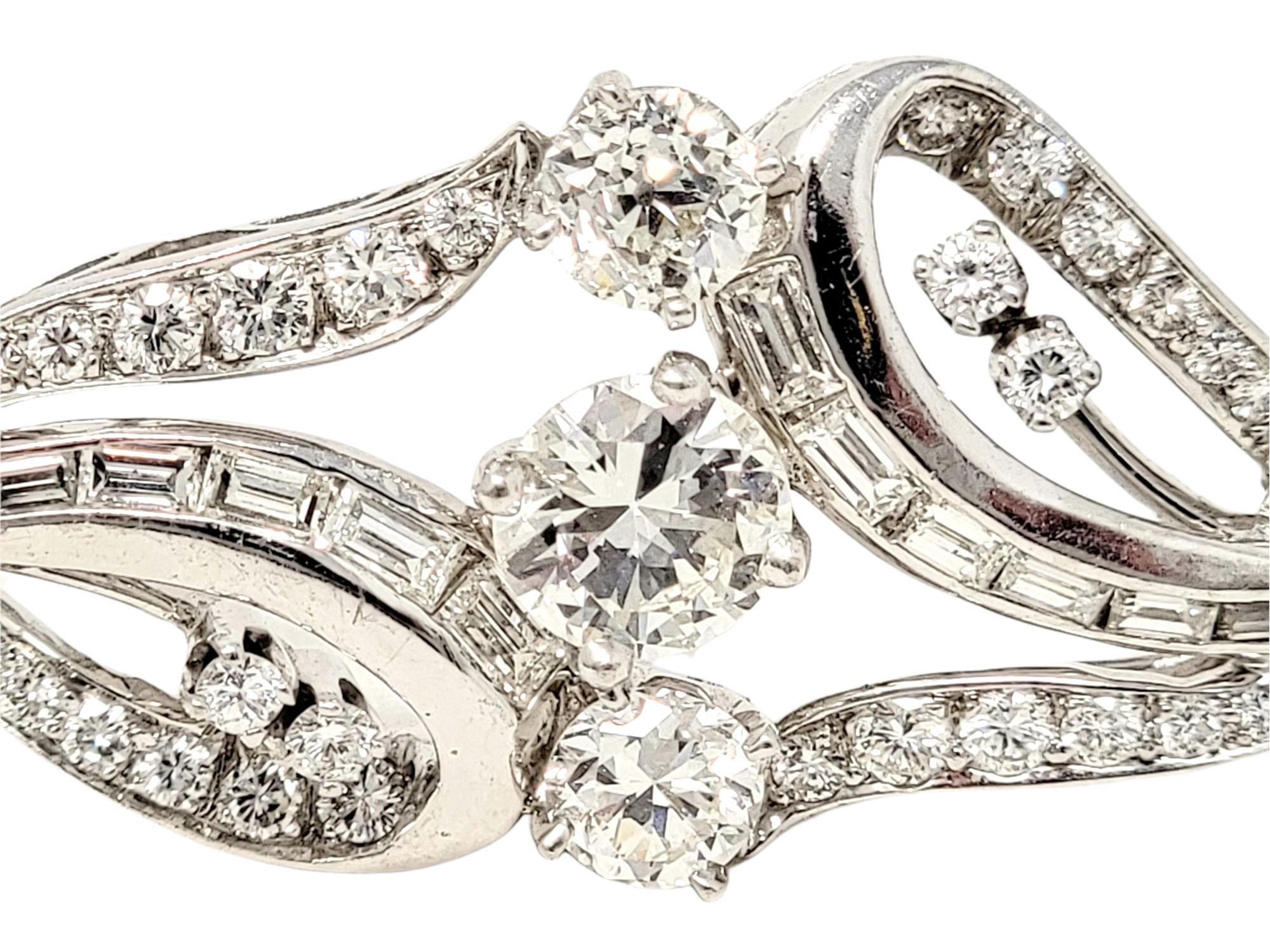 Taille ronde Broche tourbillon en platine avec diamants ronds brillants et baguettes de 3,45 carats au total en vente