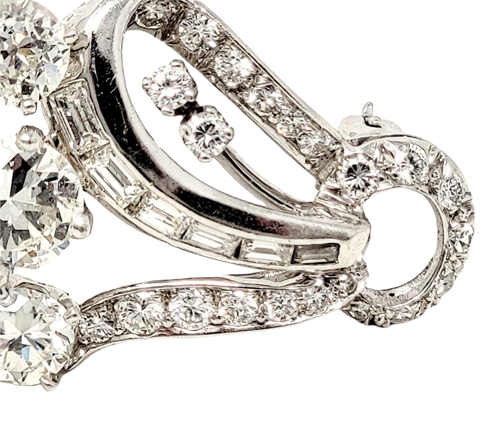 Broche tourbillon en platine avec diamants ronds brillants et baguettes de 3,45 carats au total Bon état - En vente à Scottsdale, AZ