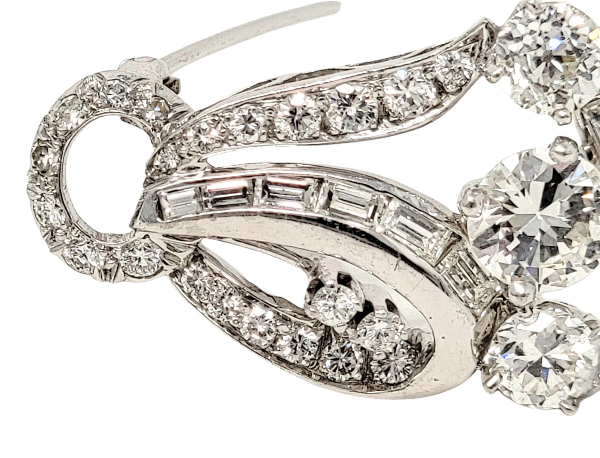Broche tourbillon en platine avec diamants ronds brillants et baguettes de 3,45 carats au total Pour femmes en vente