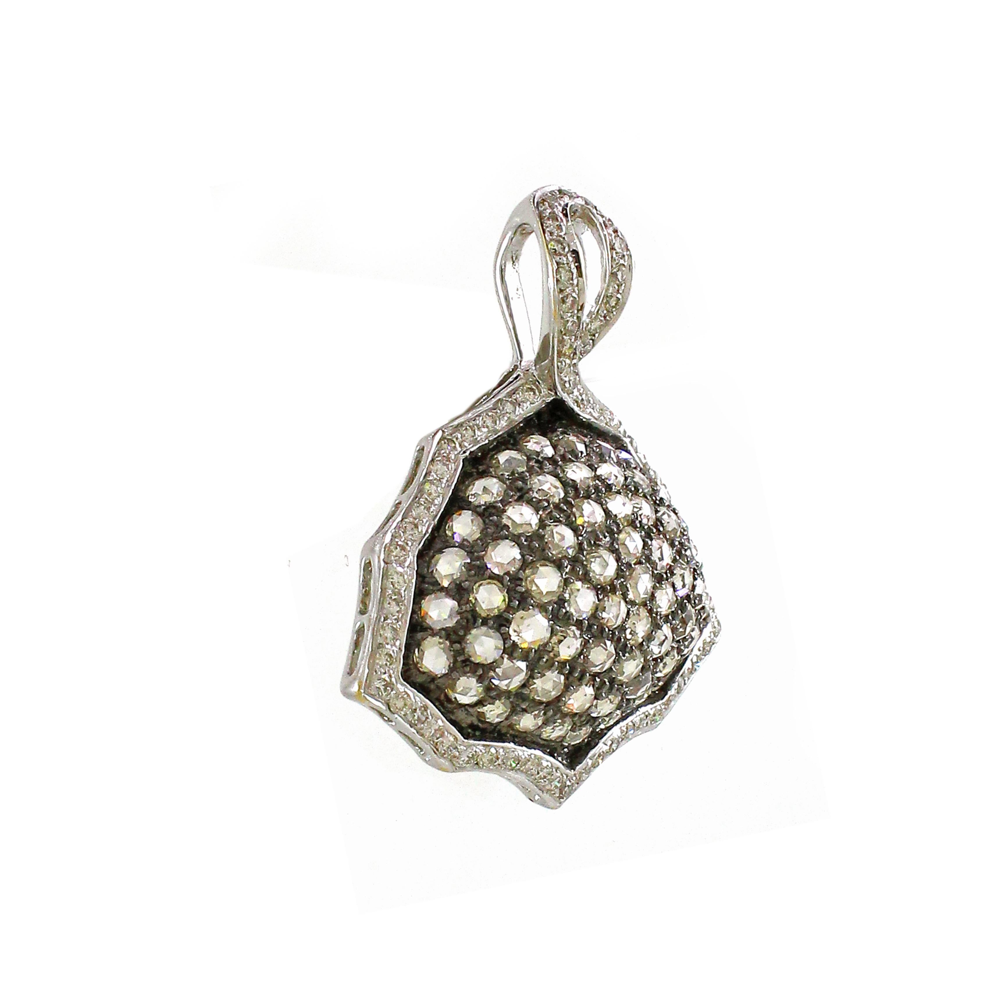 Eleganza con questo splendido ciondolo, meticolosamente realizzato in oro bianco 18 carati e dal peso di 9,01 grammi. Questo squisito pezzo presenta un'armoniosa miscela di diamanti bianchi rotondi e diamanti colorati, per un peso complessivo di